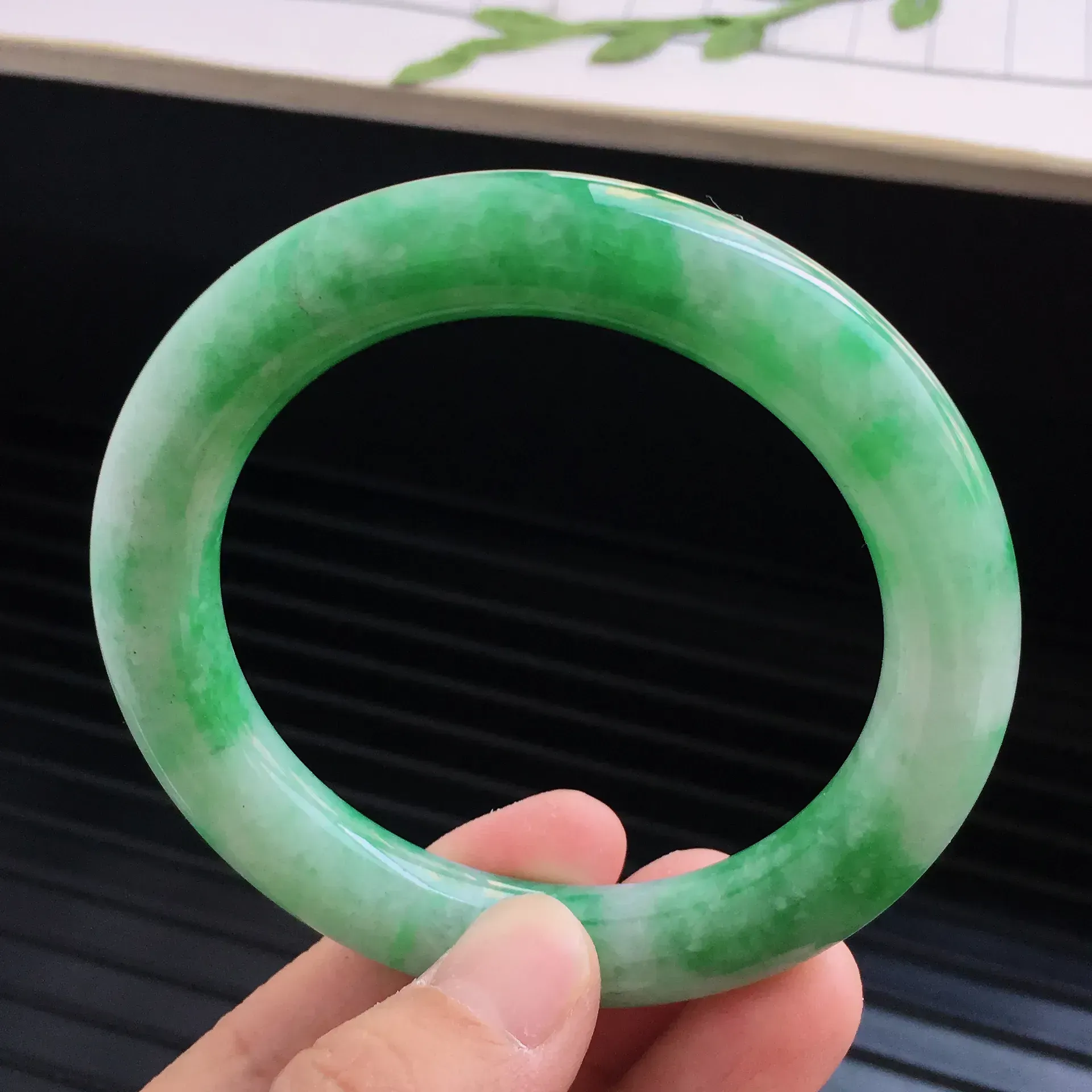 飘绿圆条手镯，内径：55.7mm天然A货翡翠手镯，玉质细腻 种水足 品相好
