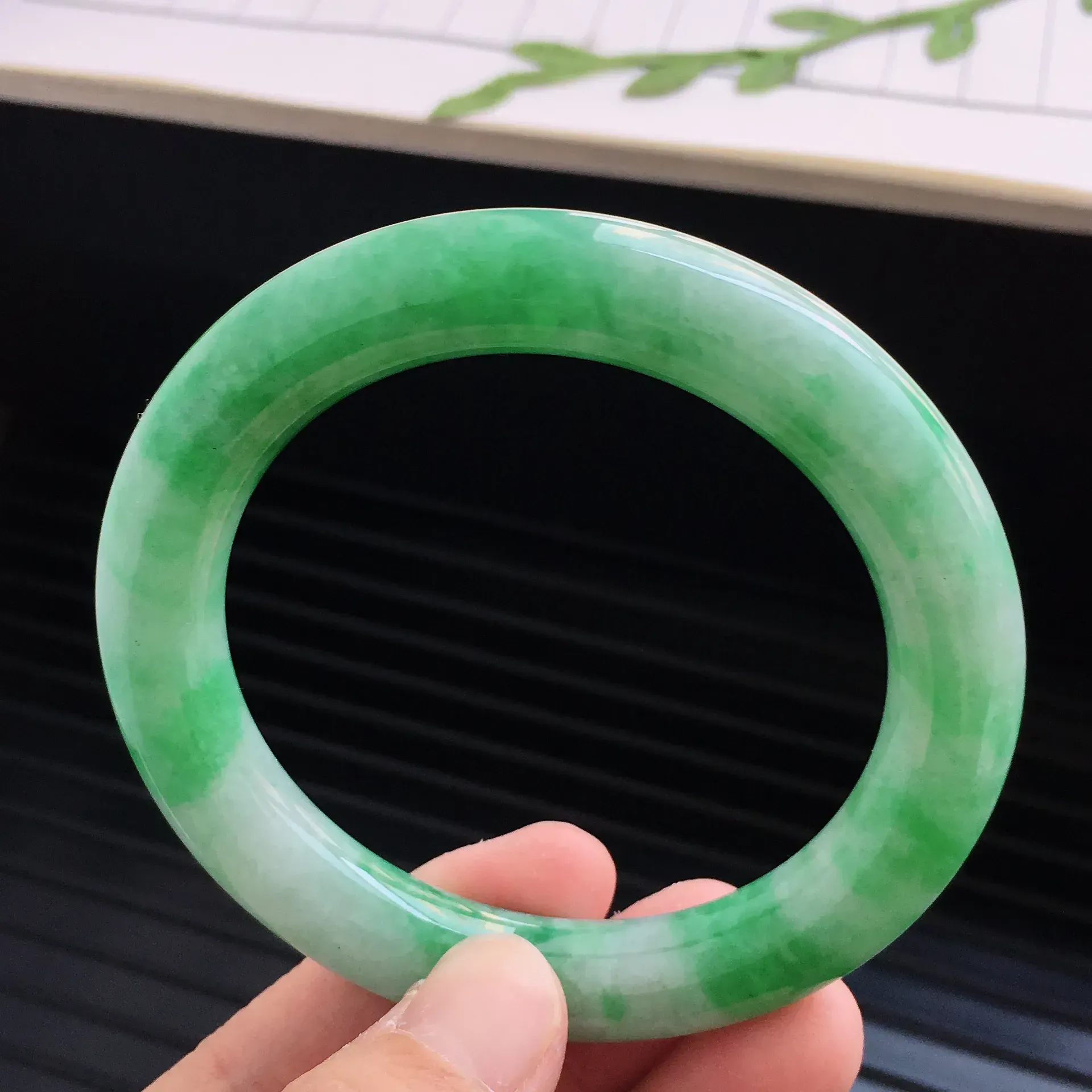飘绿圆条手镯，内径：55.7mm天然A货翡翠手镯，玉质细腻 种水足 品相好