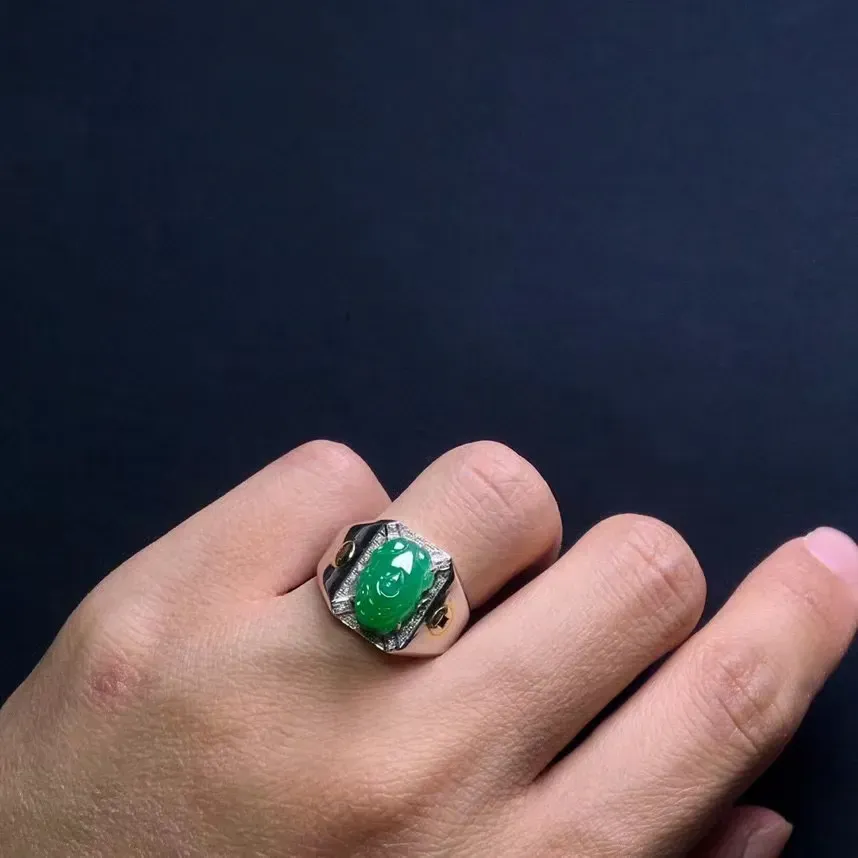 阳绿冰糯种貔貅戒指，真金真钻镶嵌，种水好，玉质细腻 .裸石尺寸 11.7*8.1*3.8