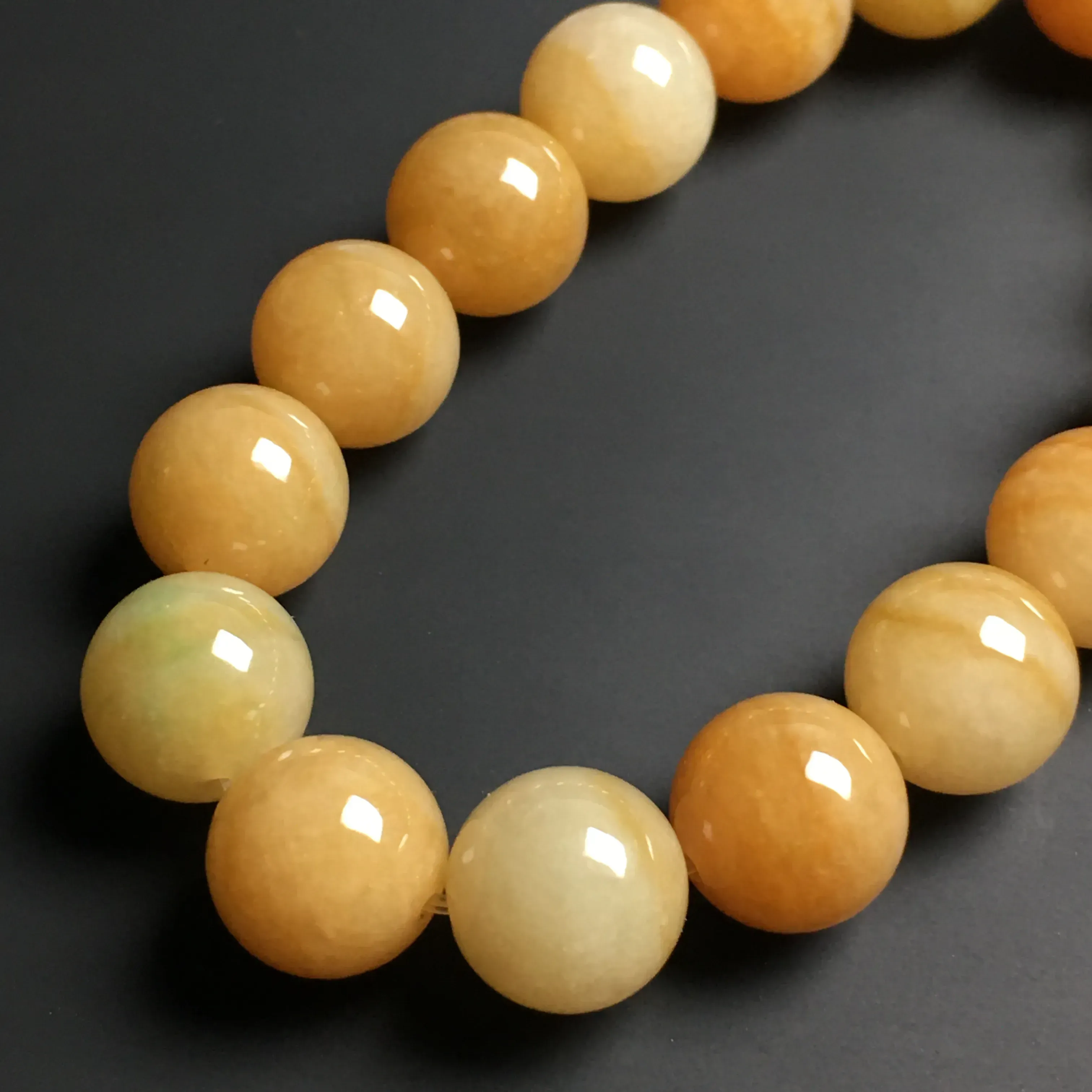 冰糯种黄翡手串 16颗 直径12.5毫米 色彩艳丽 质地细腻 款式时尚