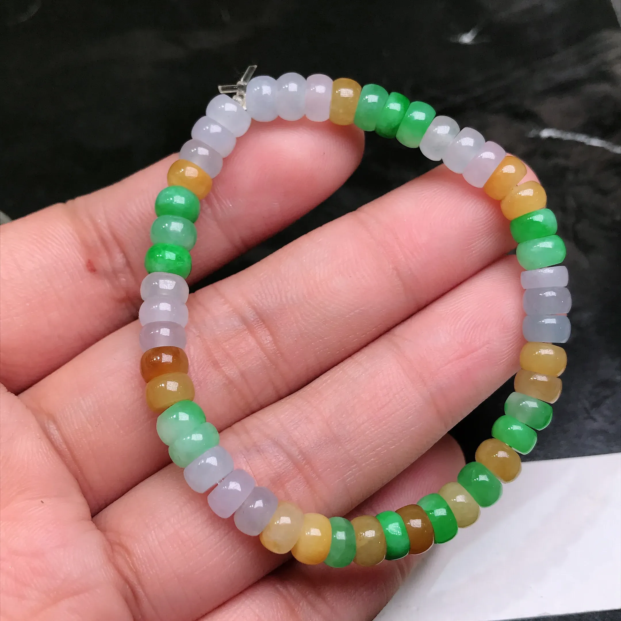 严选推荐 翡翠手串，老坑种多彩翡翠手链，颜色鲜亮明艳，色彩纯正，绚丽多彩，美感十足。种水上乘，盈润通透，起强玻璃光泽。高收藏价值，高性价比，值得入手。备注：一共有48颗圆珠。裸石尺寸约5.7-3.2毫米
