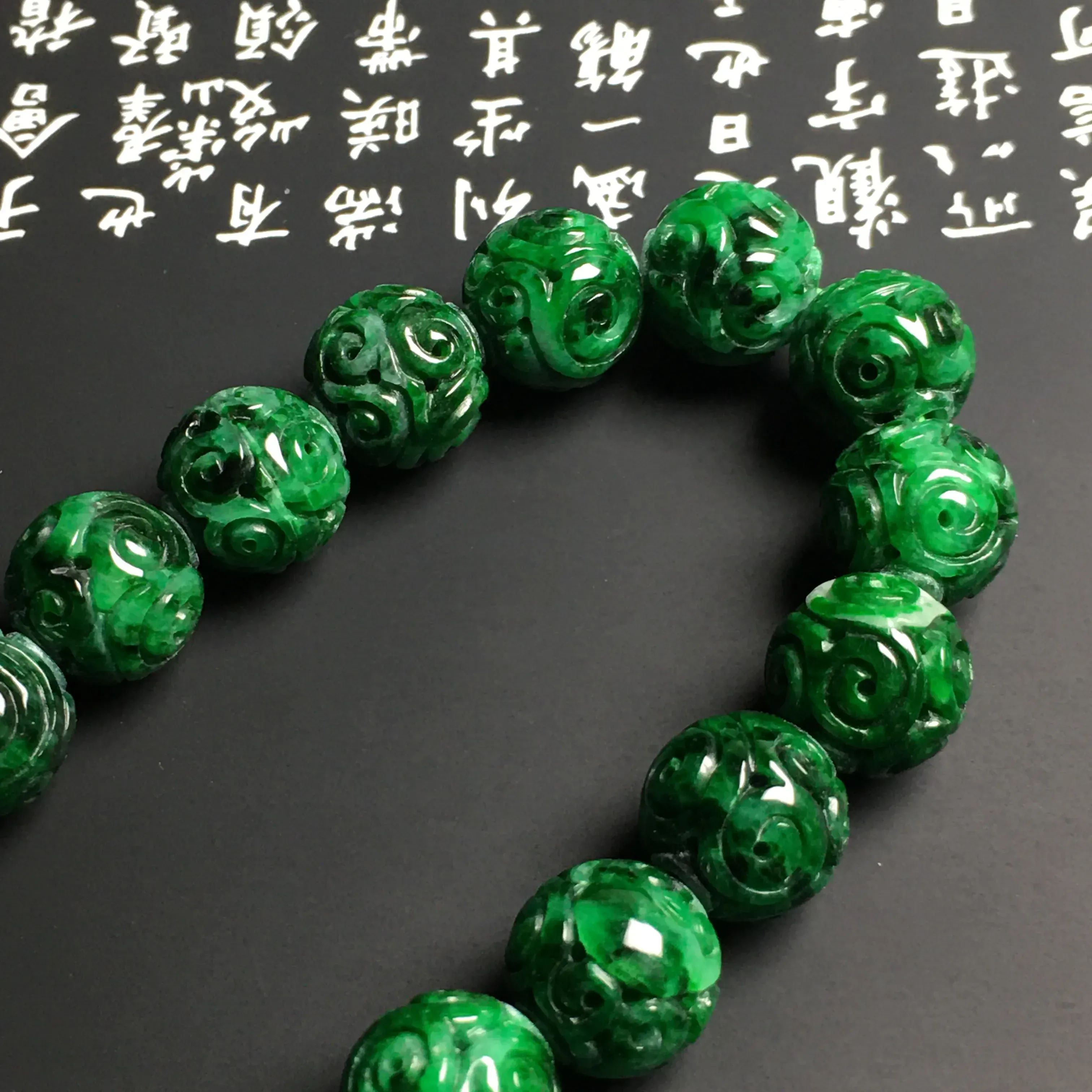 糯化种阳绿仿古祥云手串 18颗 直径11毫米 翠色阳绿 款式时尚