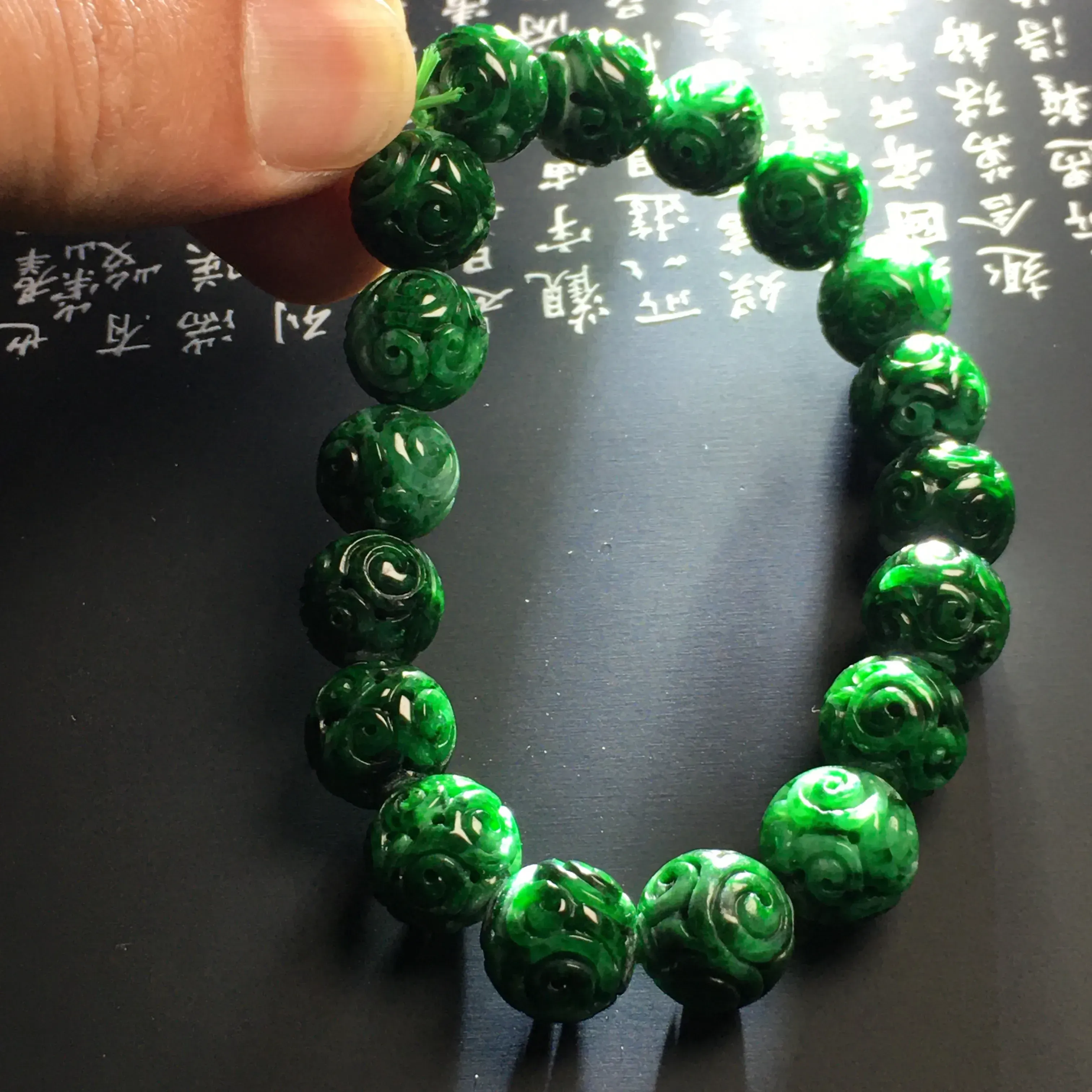 糯化种阳绿仿古祥云手串 18颗 直径11毫米 翠色阳绿 款式时尚