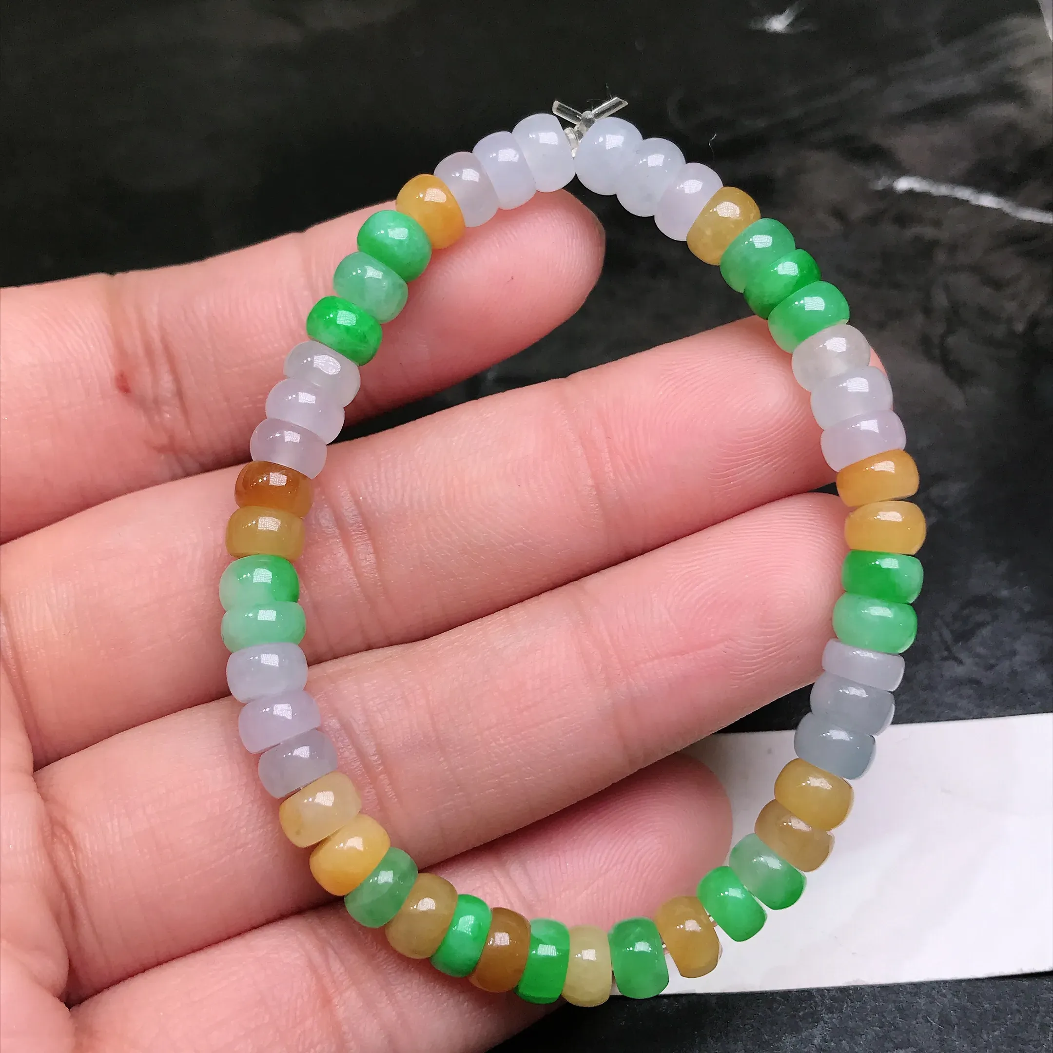 严选推荐 翡翠手串，老坑种多彩翡翠手链，颜色鲜亮明艳，色彩纯正，绚丽多彩，美感十足。种水上乘，盈润通透，起强玻璃光泽。高收藏价值，高性价比，值得入手。备注：一共有48颗圆珠。裸石尺寸约5.7-3.2毫米