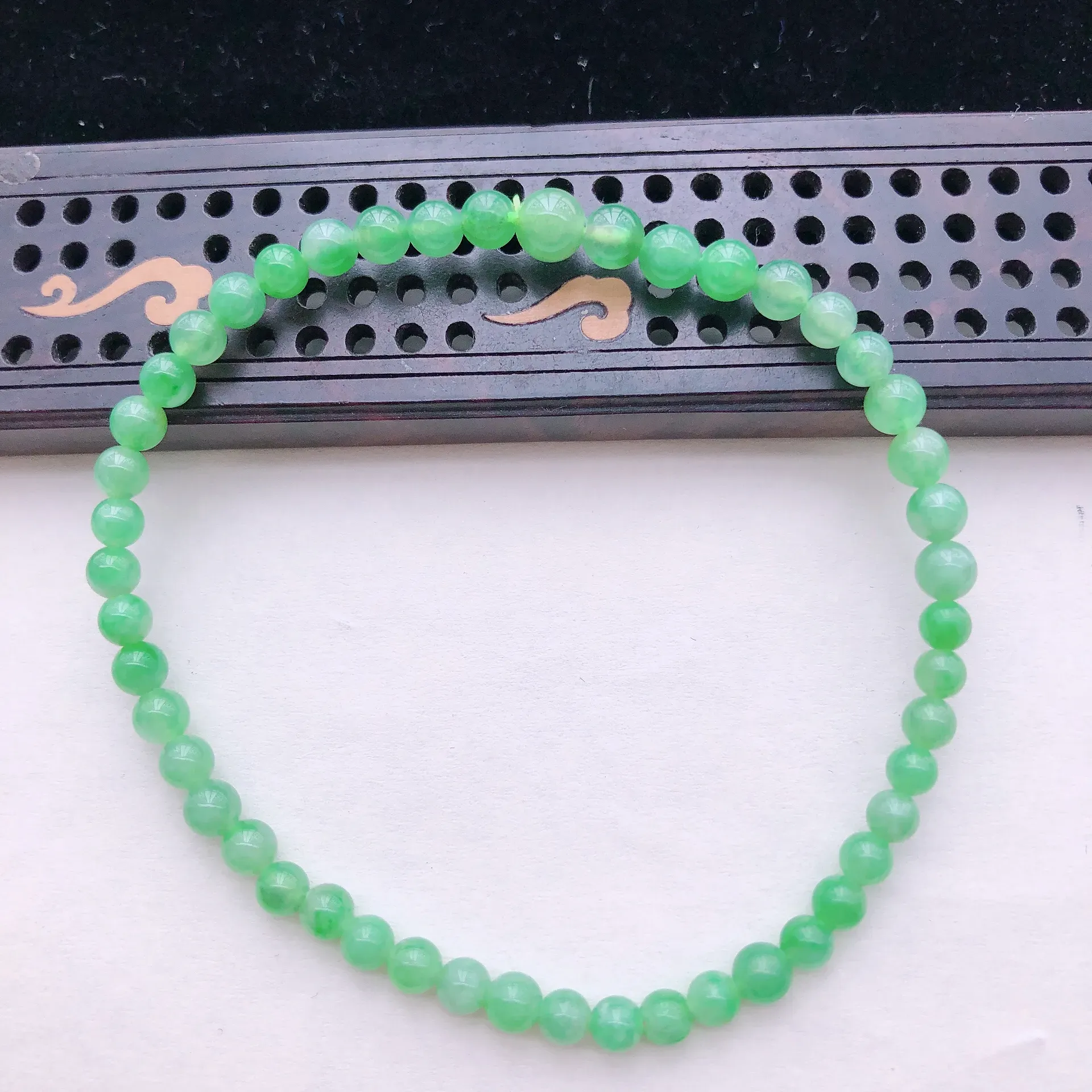 飘绿翡翠圆珠手链，玉质莹润，色泽鲜艳亮丽，佩戴佳品，圆珠直径：4.4mm，48颗，