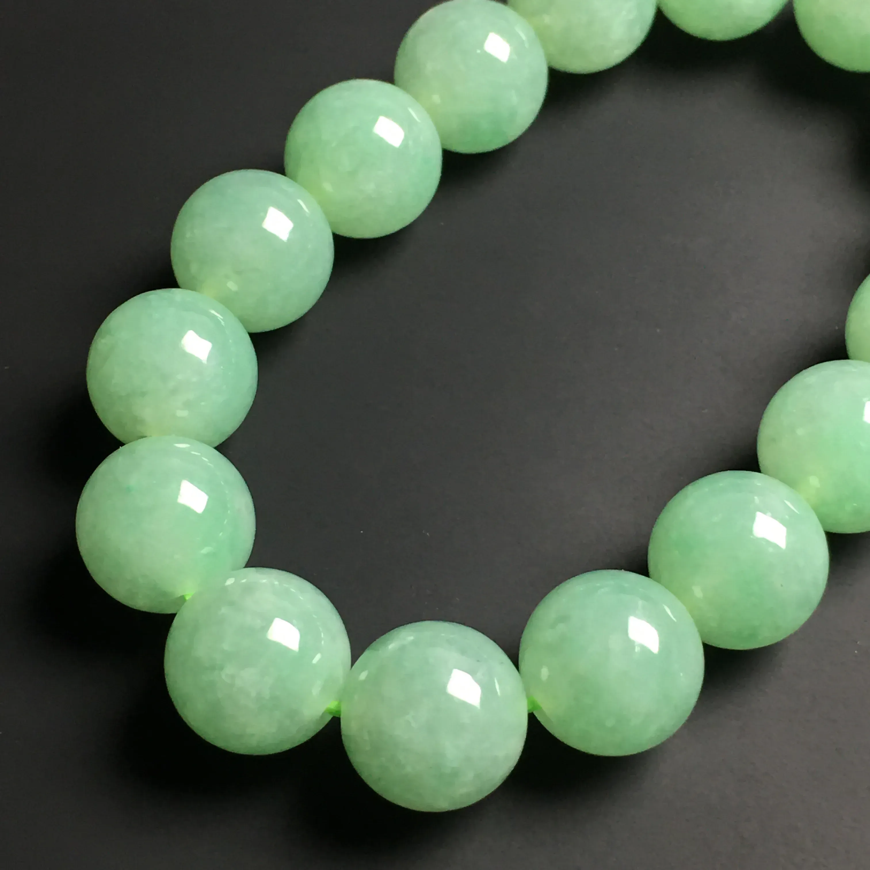 冰糯种满色淡绿手串 16颗 直径12.5毫米 翠色艳丽 质地细腻 款式时尚