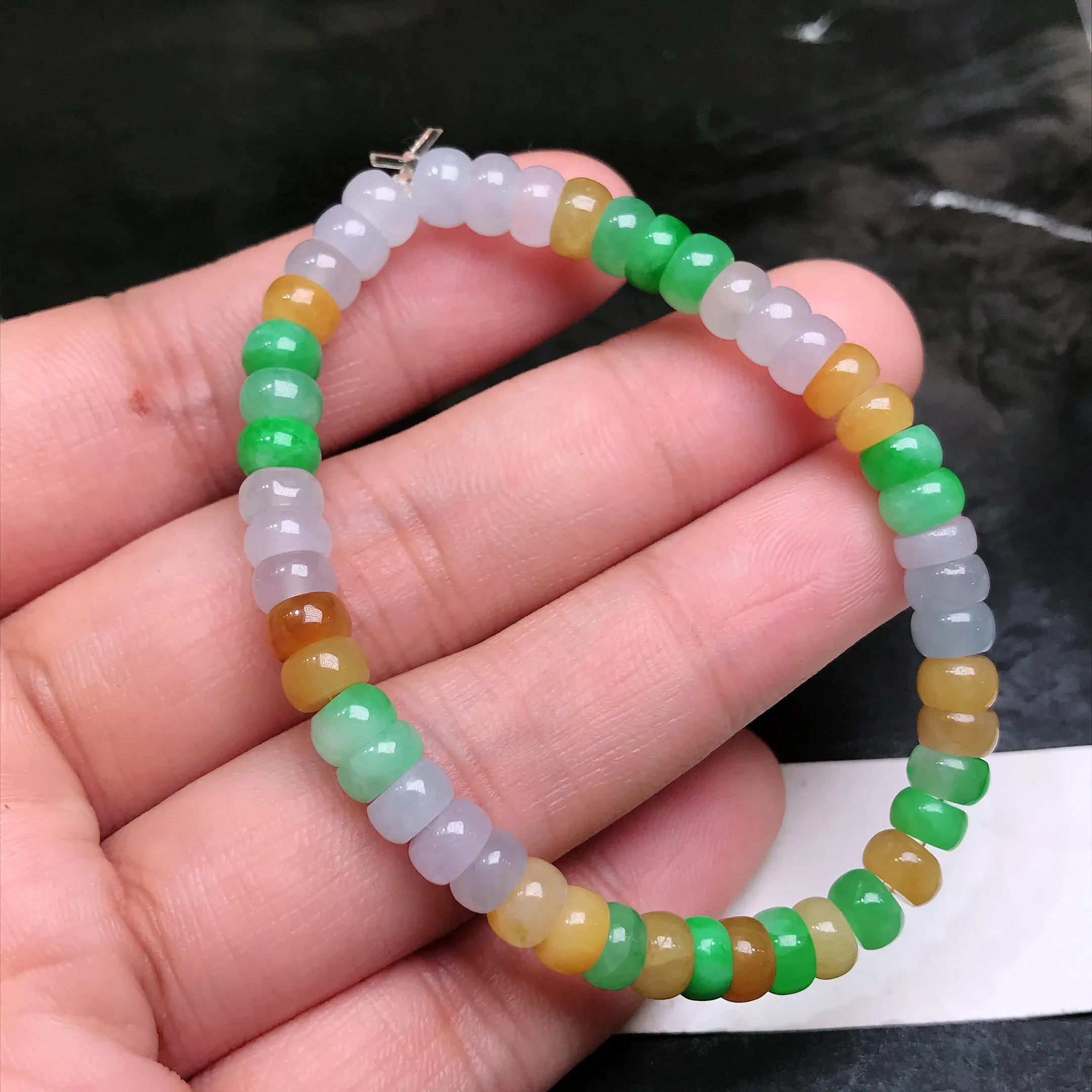 严选推荐 翡翠手串，老坑种多彩翡翠手链，颜色鲜亮明艳，色彩纯正，绚丽多彩，美感十足。种水上乘，盈润通透，起强玻璃光泽。高收藏价值，高性价比，值得入手。备注：一共有48颗圆珠。裸石尺寸约5.7-3.2毫米