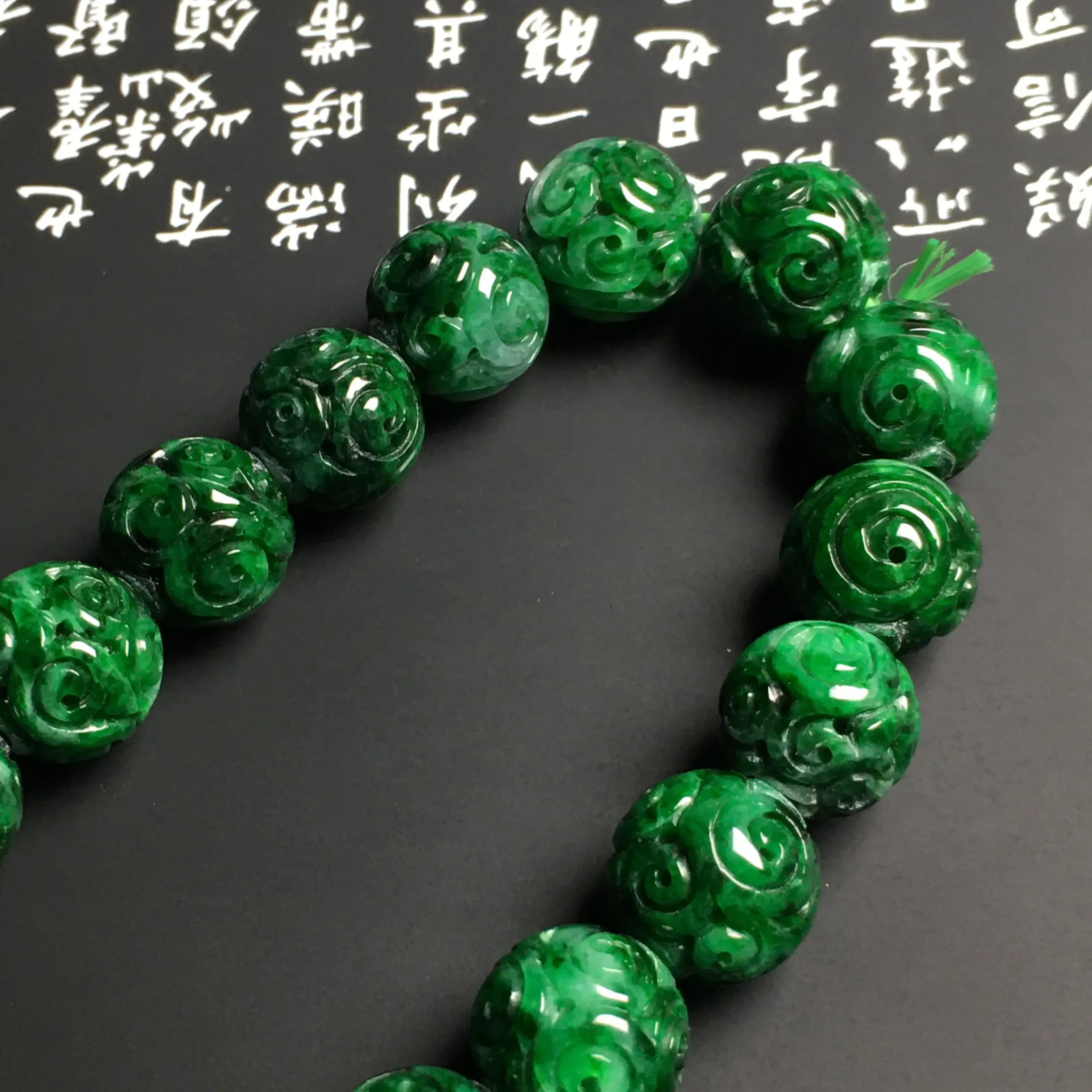 糯化种阳绿仿古祥云手串 18颗 直径11毫米 翠色阳绿 款式时尚