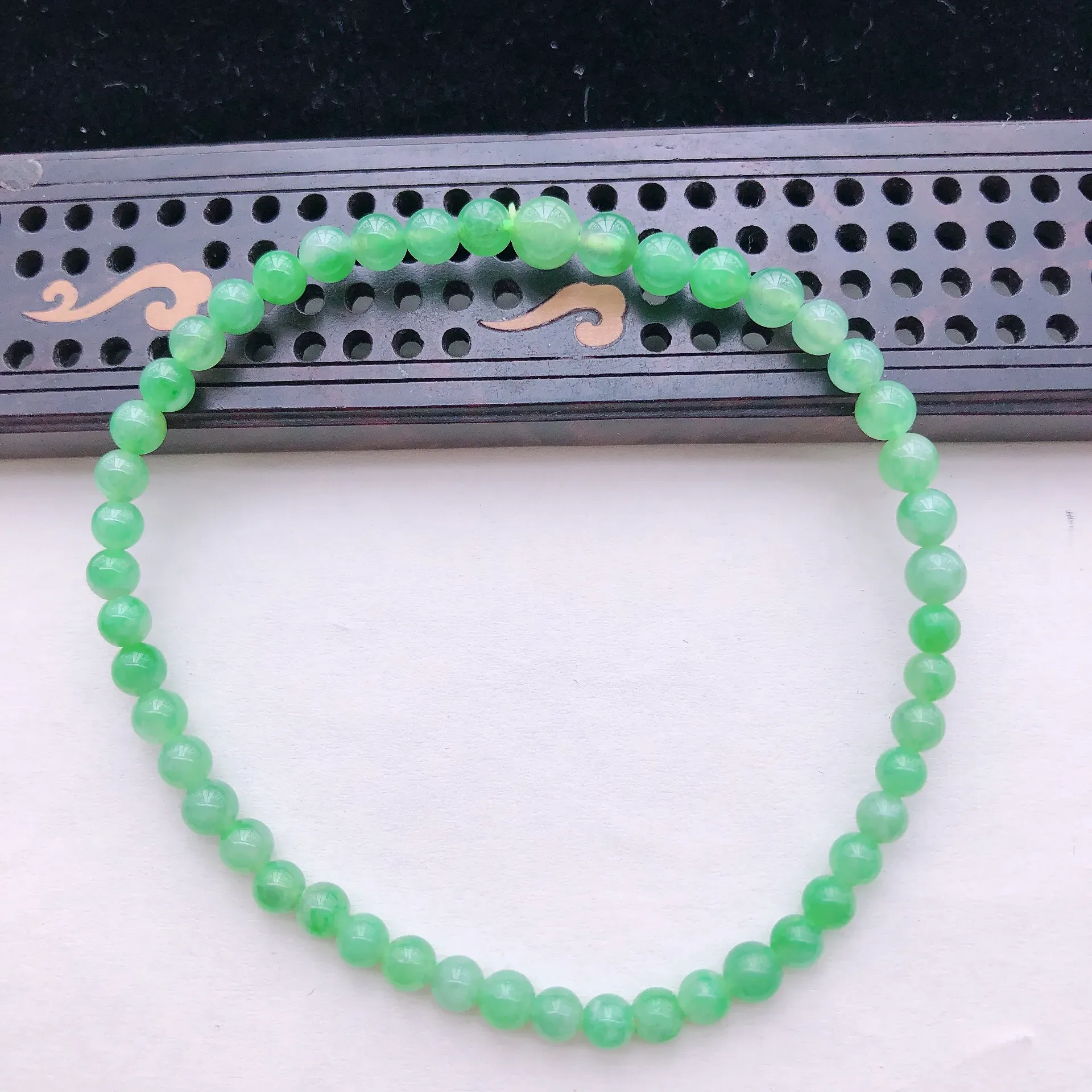 飘绿翡翠圆珠手链，玉质莹润，色泽鲜艳亮丽，佩戴佳品，圆珠直径：4.4mm，48颗，