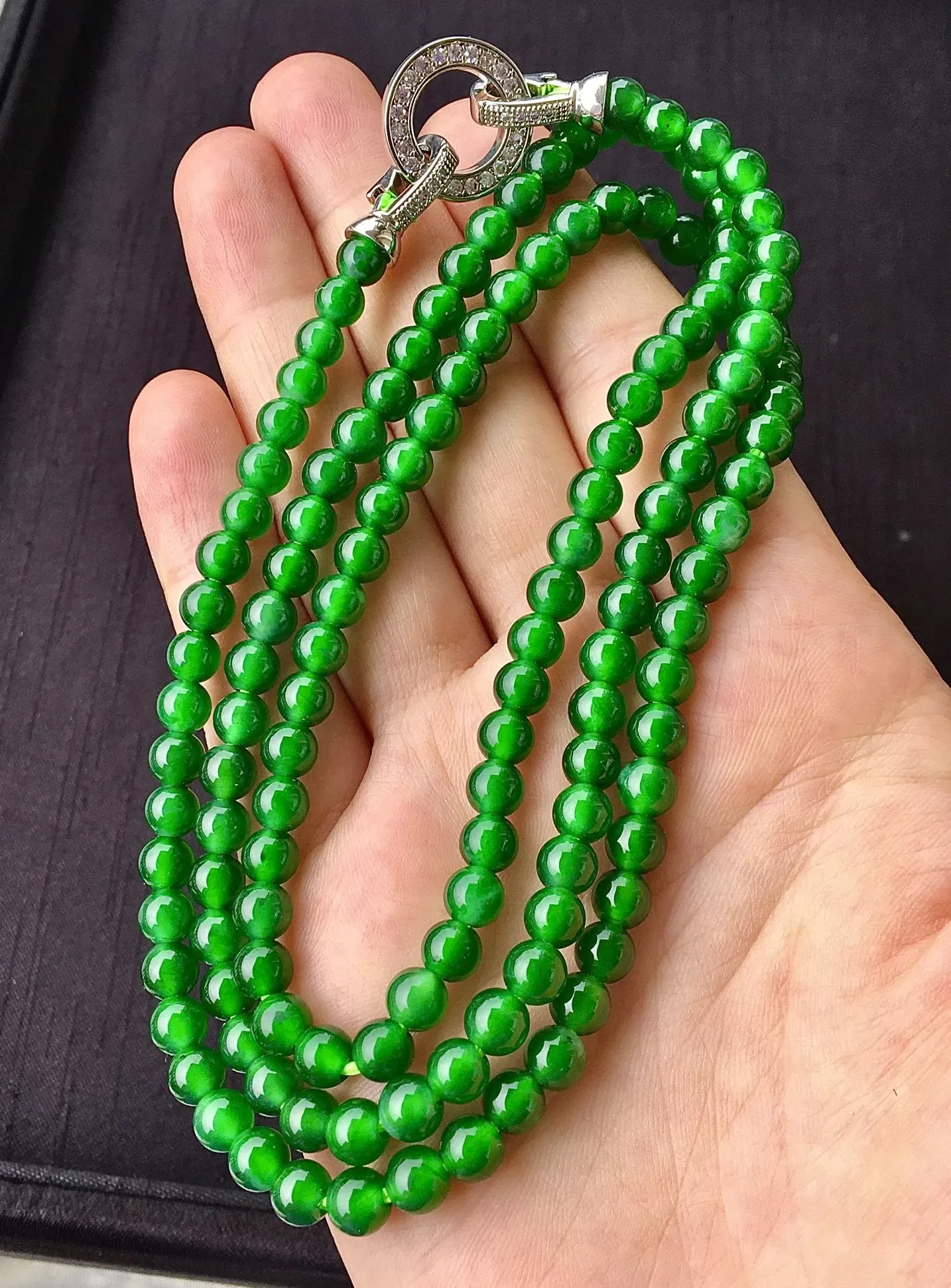 冰帝王绿珠链，实物更好看，水头足，色泽艳丽，纯净，无纹裂，尺寸5-138颗，编号324