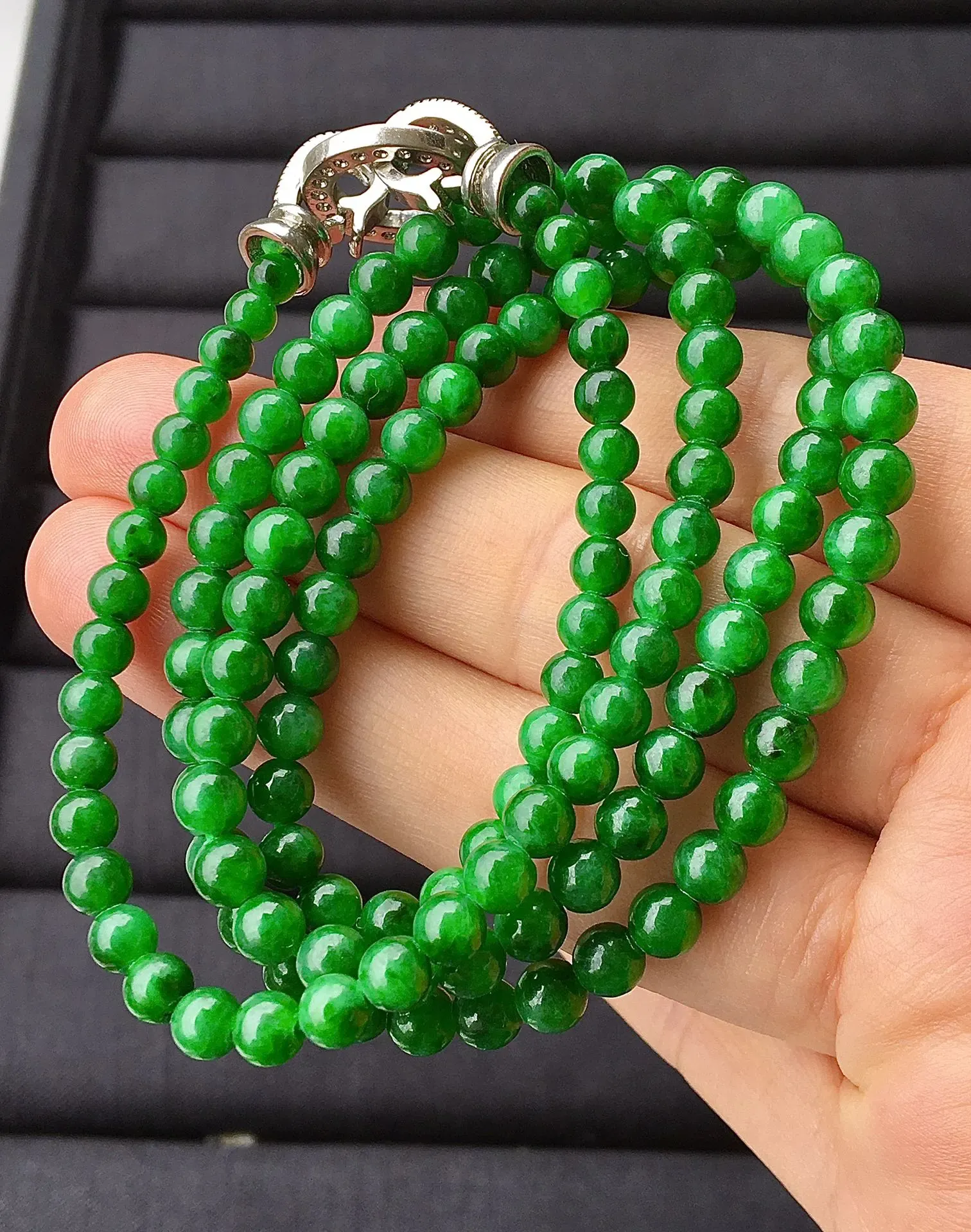 冰辣绿珠链，水头足，色泽艳丽，尺寸4.5-133颗，编号326