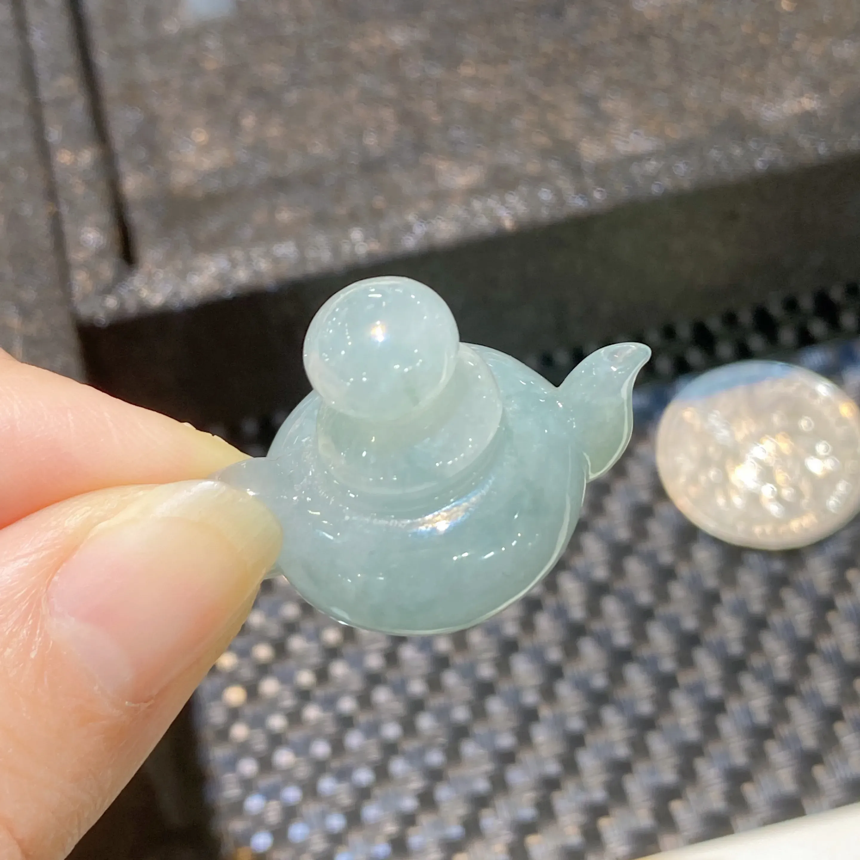 晴底小茶壶摆件 尺寸23-33-22毫米 玉质细腻 雕工精湛 造型独特