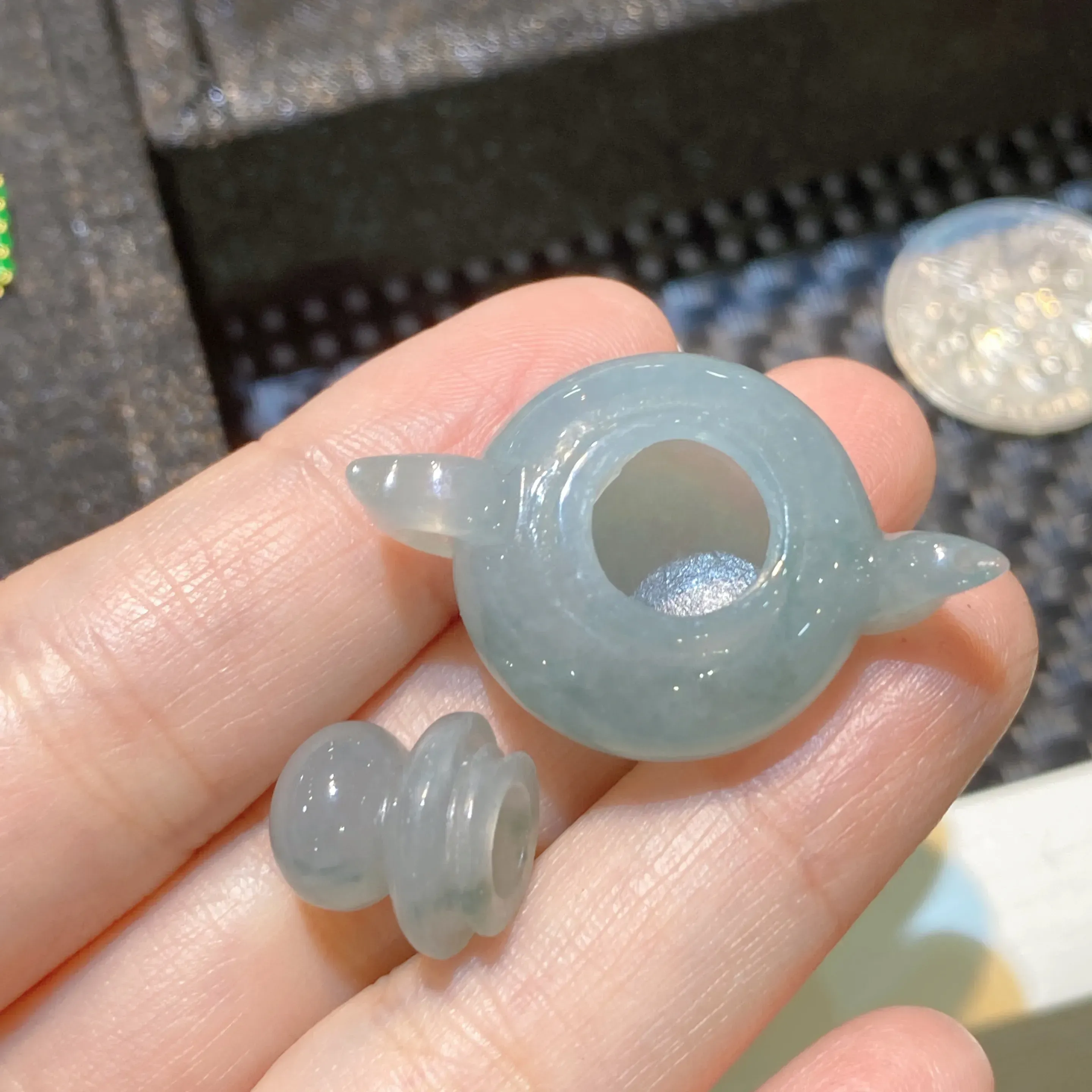 晴底小茶壶摆件 尺寸23-33-22毫米 玉质细腻 雕工精湛 造型独特