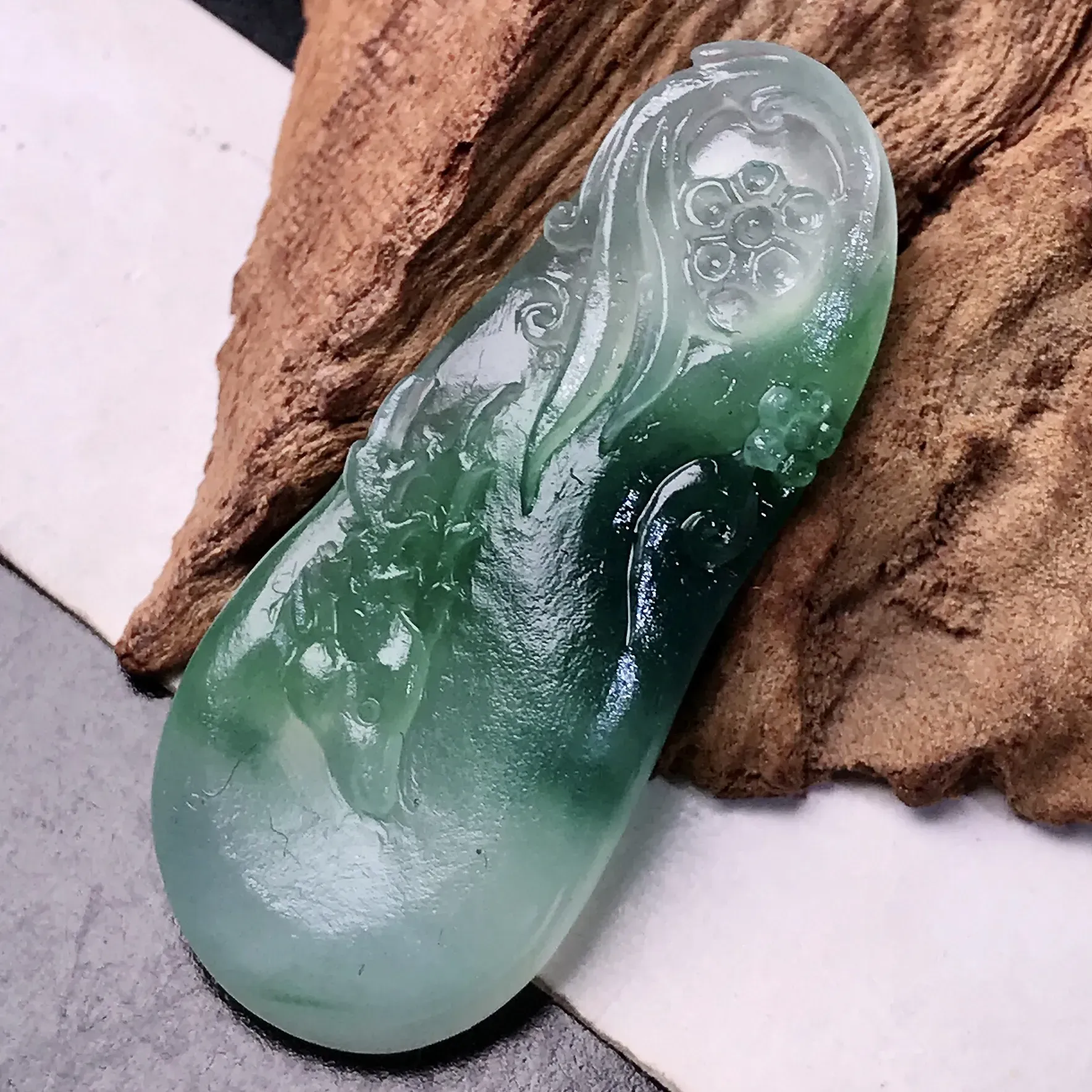 毛货推荐飘蓝花小鹿牌。质地细润度不错，冰透感明显，抛光亮度有保障。雕刻精细，生动可爱，小巧精致，有兴趣的翠友可入手。包抛光，效果值得期待。