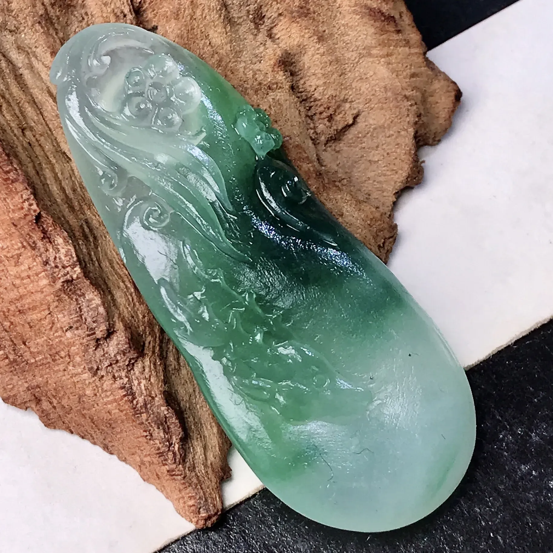 毛货推荐飘蓝花小鹿牌。质地细润度不错，冰透感明显，抛光亮度有保障。雕刻精细，生动可爱，小巧精致，有兴趣的翠友可入手。包抛光，效果值得期待。
