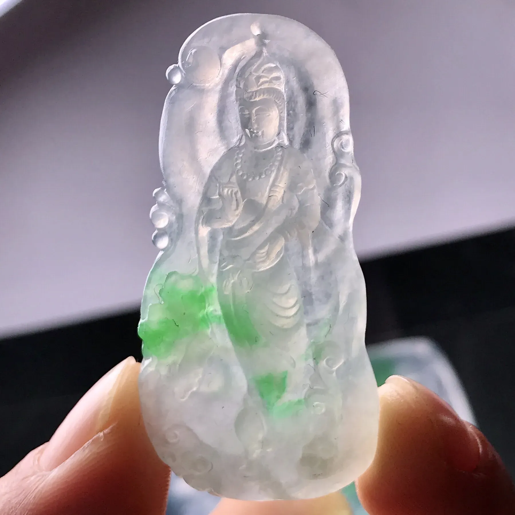 毛货推荐飘绿站观音挂件。很明显的冰感和细腻度，颜色清新感、美感十足，雕工精细，种地好，性价比很高。包抛光，效果值得期待。