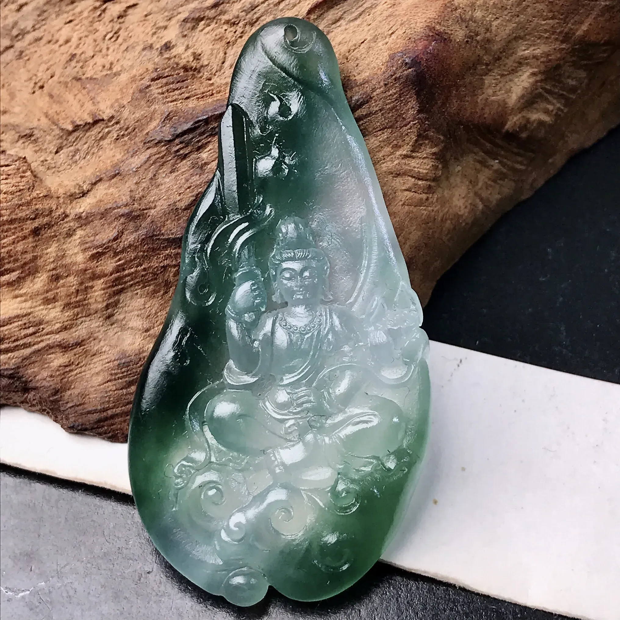 毛货推荐飘蓝花虚空藏挂件，属相牛和虎的守护神。质地细润度不错，冰透感明显，抛光亮度有保障。雕刻精