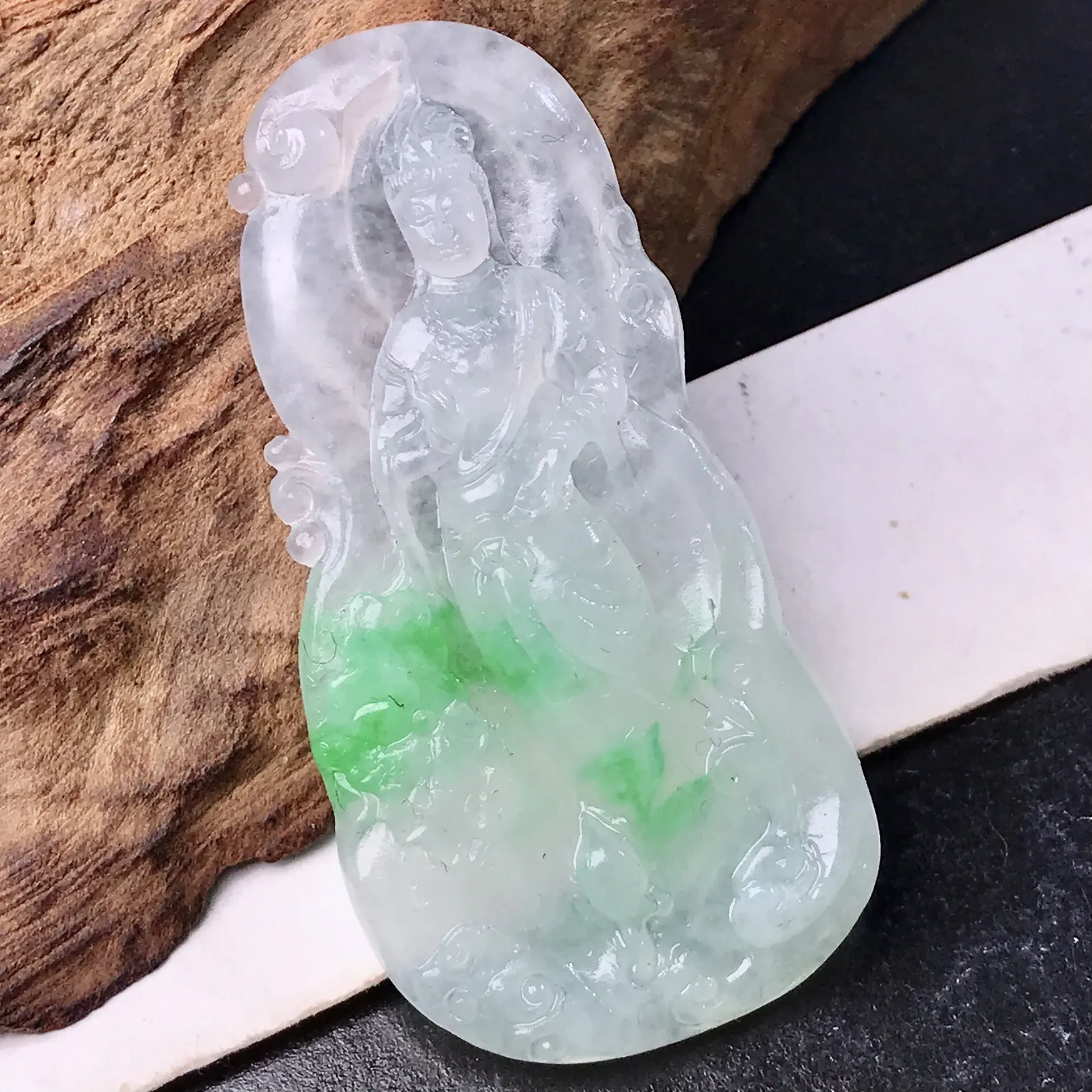毛货推荐飘绿站观音挂件。很明显的冰感和细腻度，颜色清新感、美感十足，雕工精细，种地好，性价比很高。包抛光，效果值得期待。