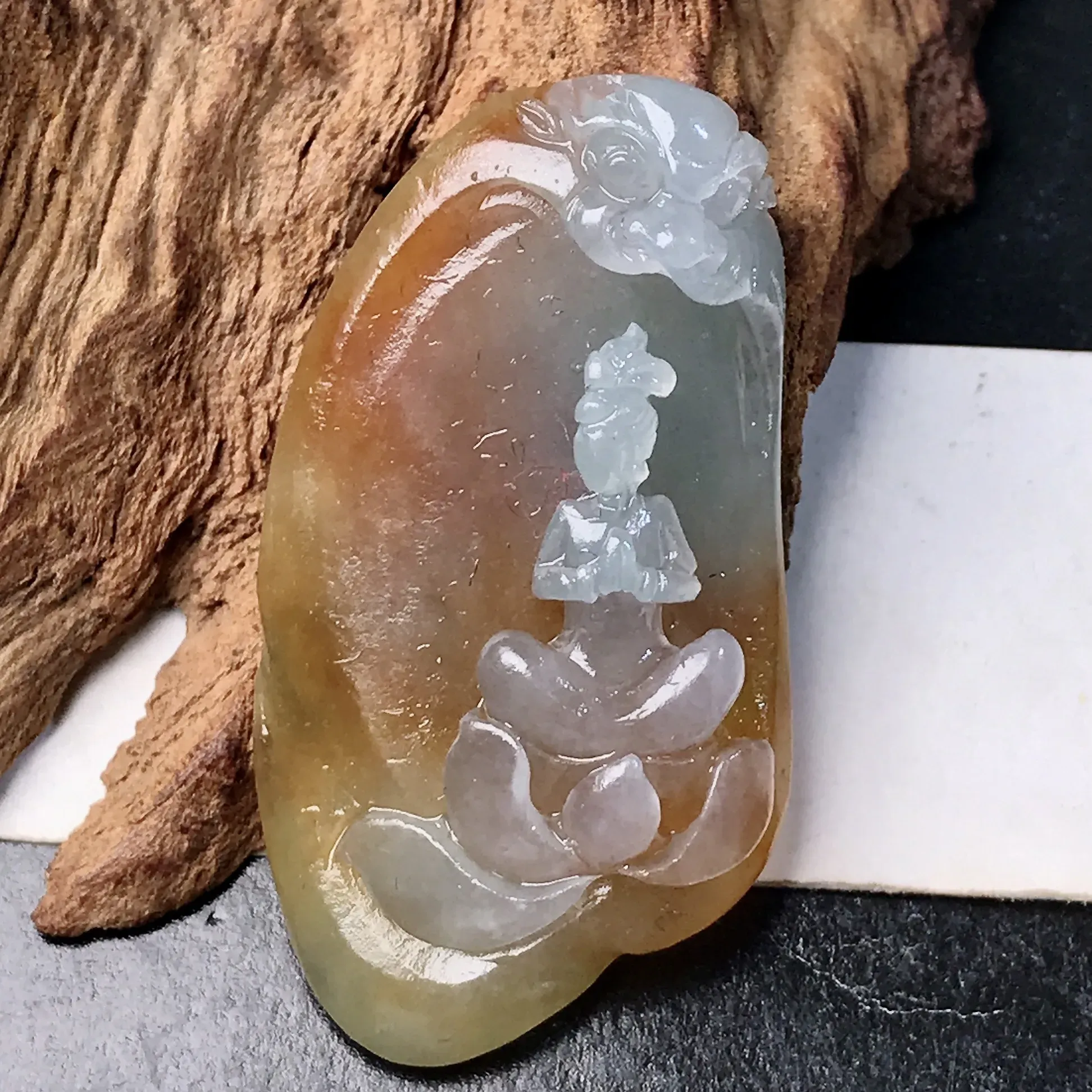 毛货推荐 天然黄翡花开见佛挂件。质地很细腻，颜色纯正，雕刻精美，古朴雅致，值得一赏。包抛光，效果