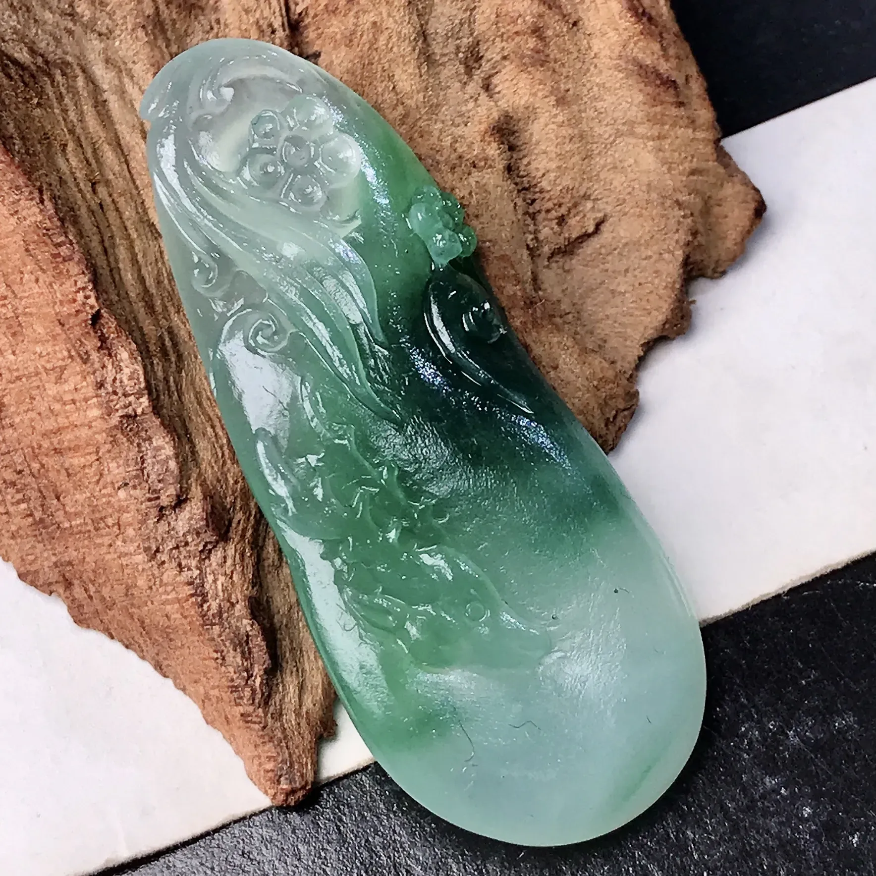 毛货推荐飘蓝花小鹿牌。质地细润度不错，冰透感明显，抛光亮度有保障。雕刻精细，生动可爱，小巧精致，有兴趣的翠友可入手。包抛光，效果值得期待。