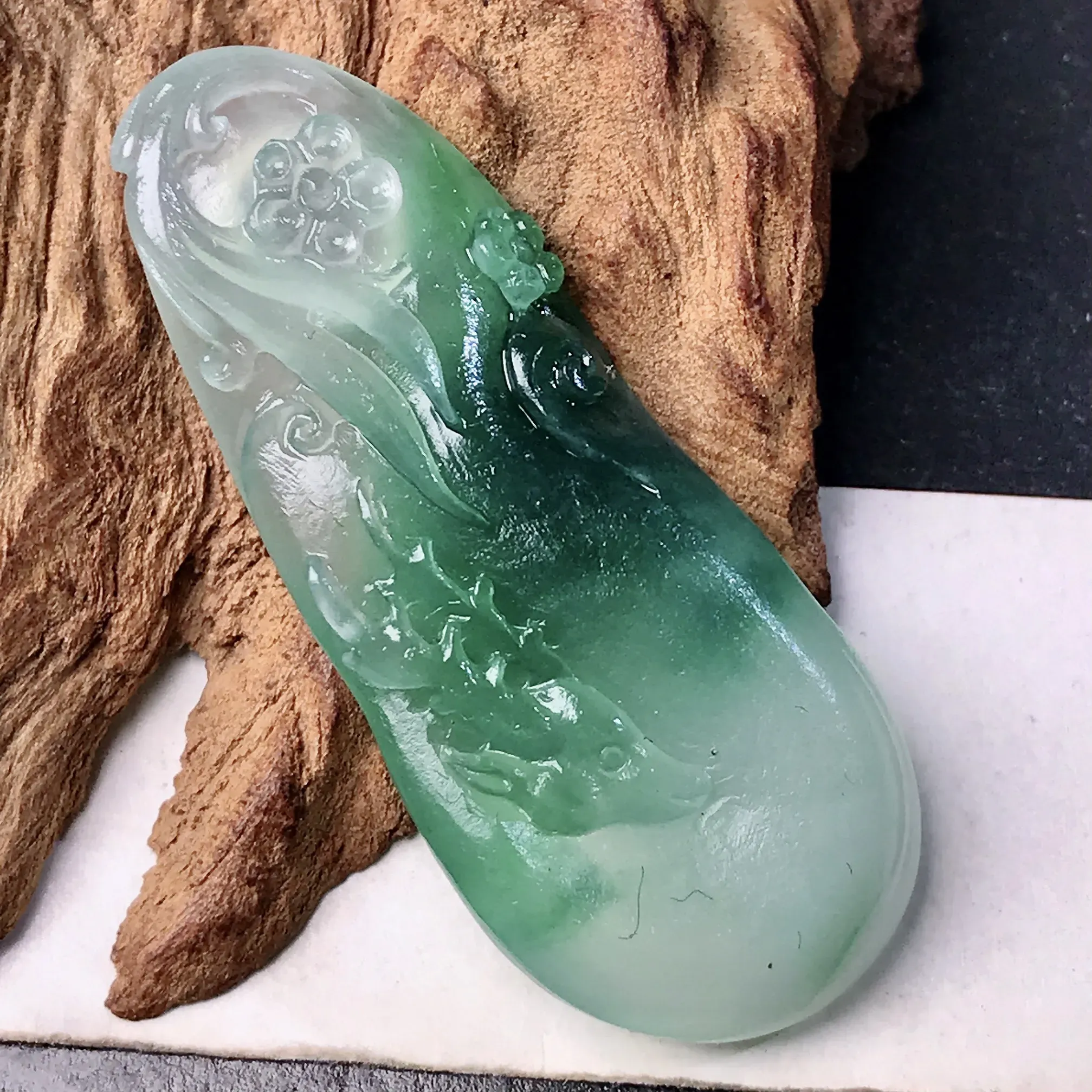 毛货推荐飘蓝花小鹿牌。质地细润度不错，冰透感明显，抛光亮度有保障。雕刻精细，生动可爱，小巧精致，有兴趣的翠友可入手。包抛光，效果值得期待。