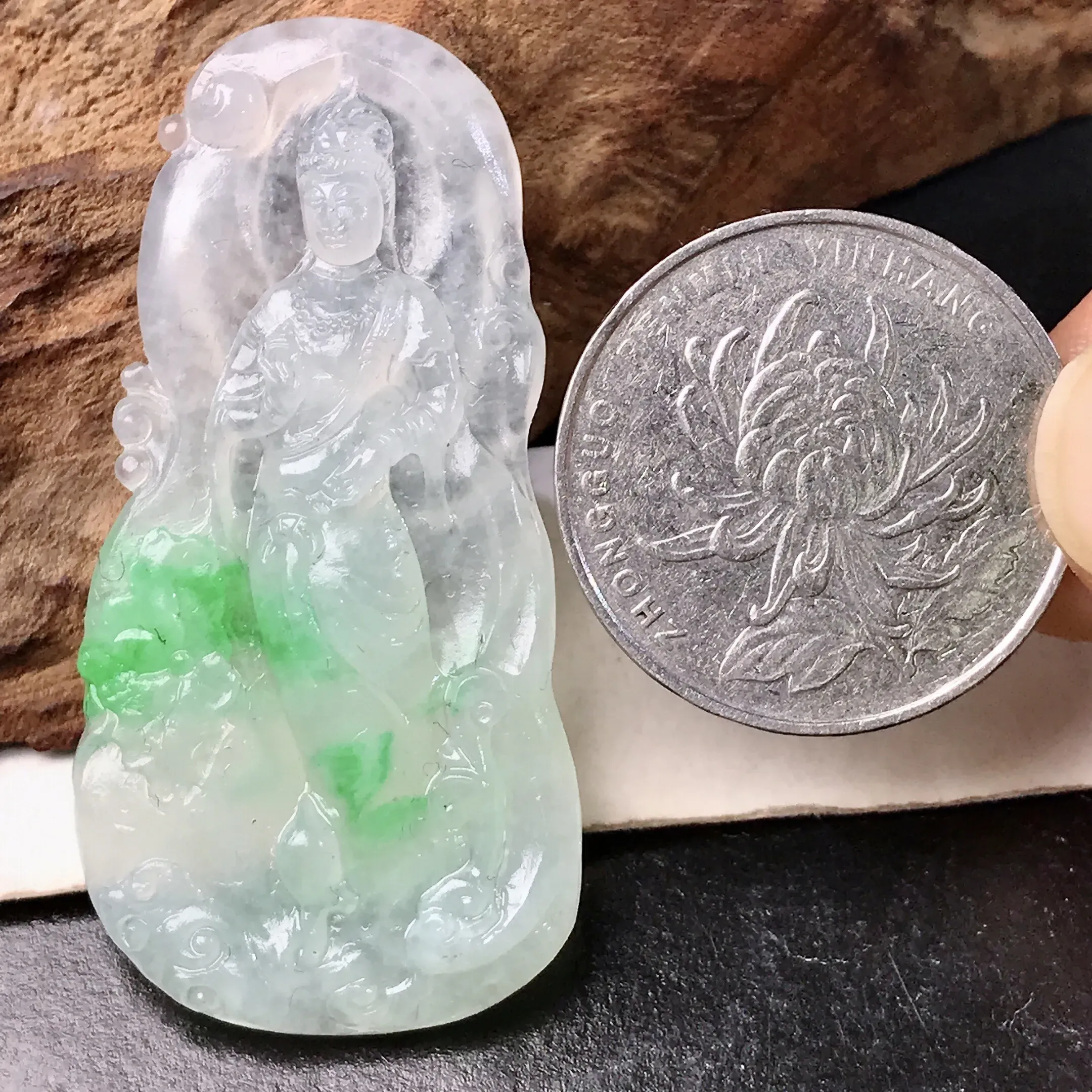 毛货推荐飘绿站观音挂件。很明显的冰感和细腻度，颜色清新感、美感十足，雕工精细，种地好，性价比很高。包抛光，效果值得期待。
