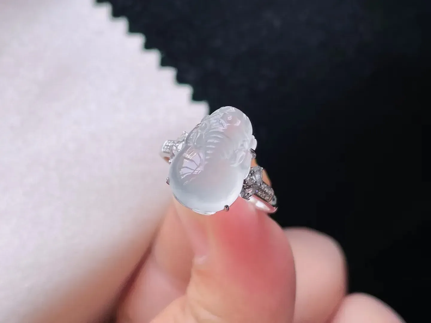 18K冰种貔貅戒指 玉质水润  底色清爽 款式时尚  精致亮丽
