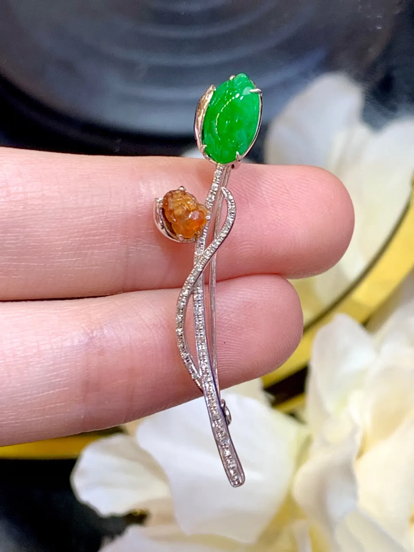 满绿花开富贵胸针，18k金钻镶嵌而成，玉质细腻，款式新颖，值得入手拥有