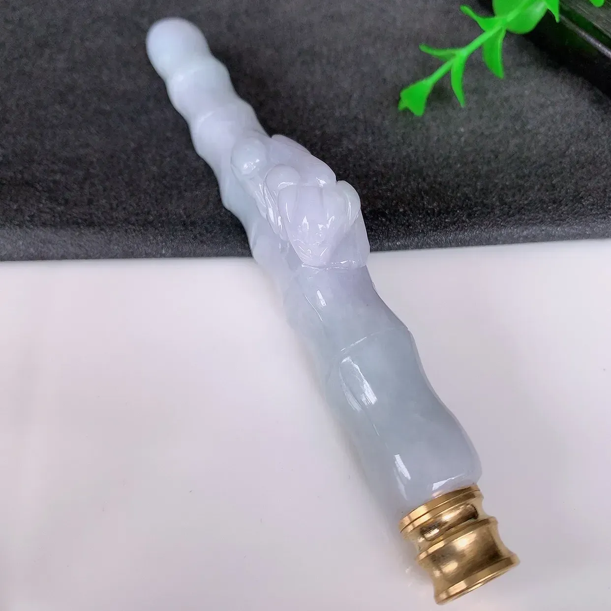 自然光实拍，冰润招财貔貅翡翠烟嘴，种老水足，雕工精湛 ，寓意美好，佩戴时尚出众！#887.1金属是配饰
