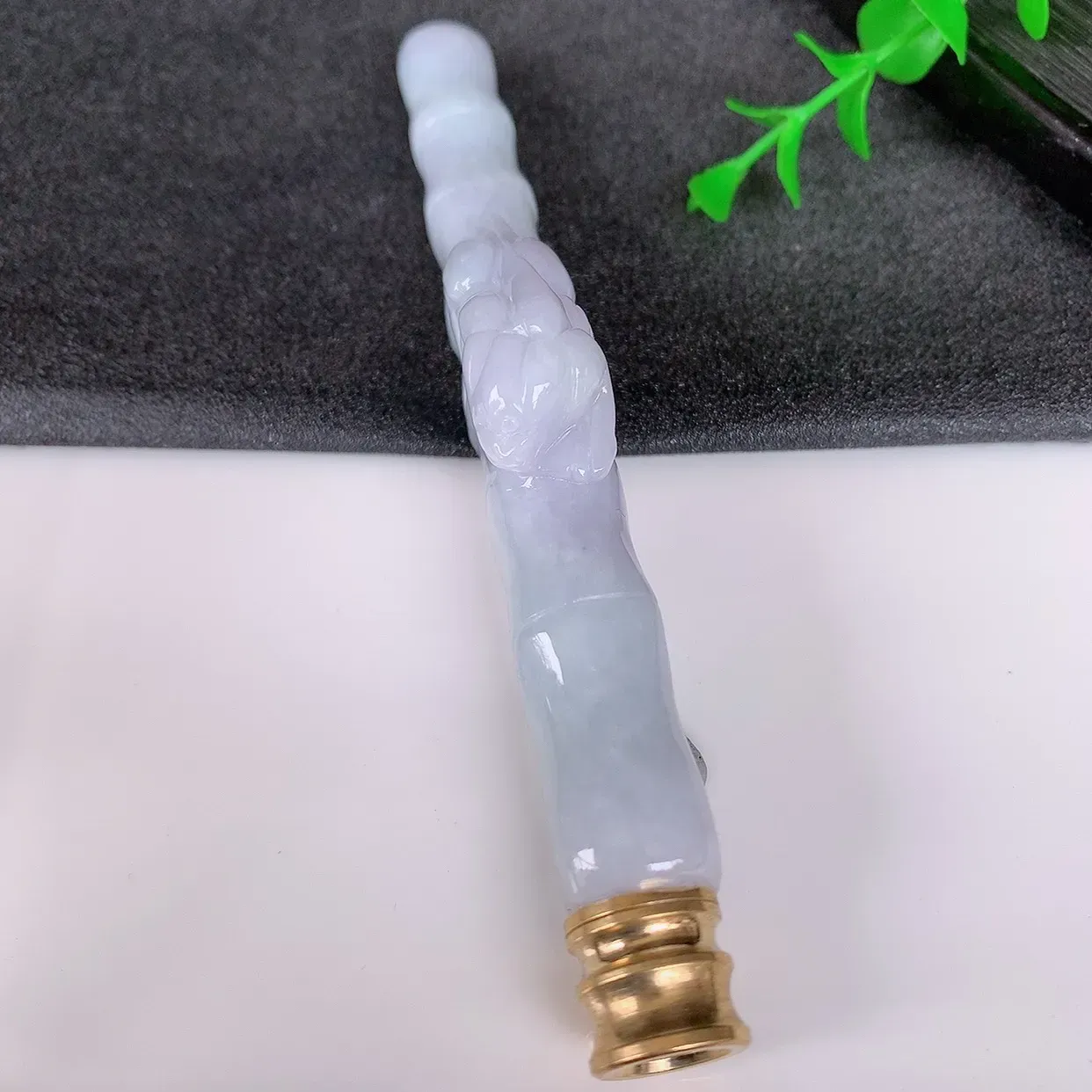 自然光实拍，冰润招财貔貅翡翠烟嘴，种老水足，雕工精湛 ，寓意美好，佩戴时尚出众！#887.1金属是配饰