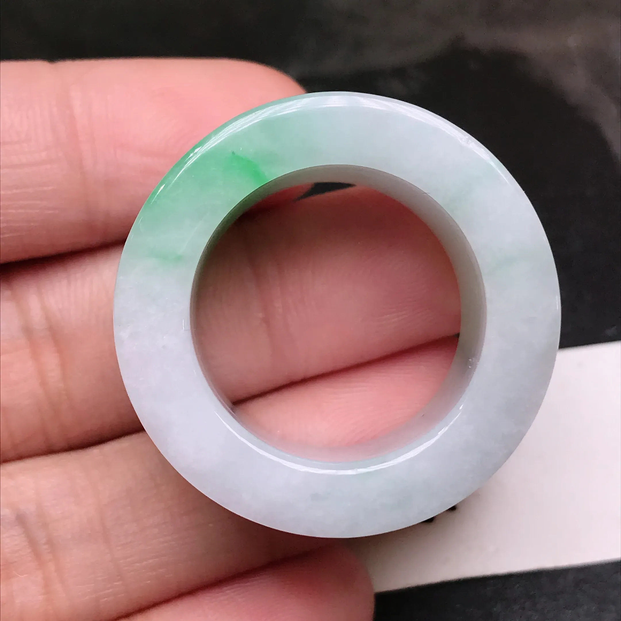 严选推荐 扳指，老坑糯化种绿色飘花扳指，老坑种质，肉质水润细腻，晶体结构致密，起强玻璃光泽。颜色清爽干净，色泽纯正。高性价比，值得入手。内径约21.7毫米
