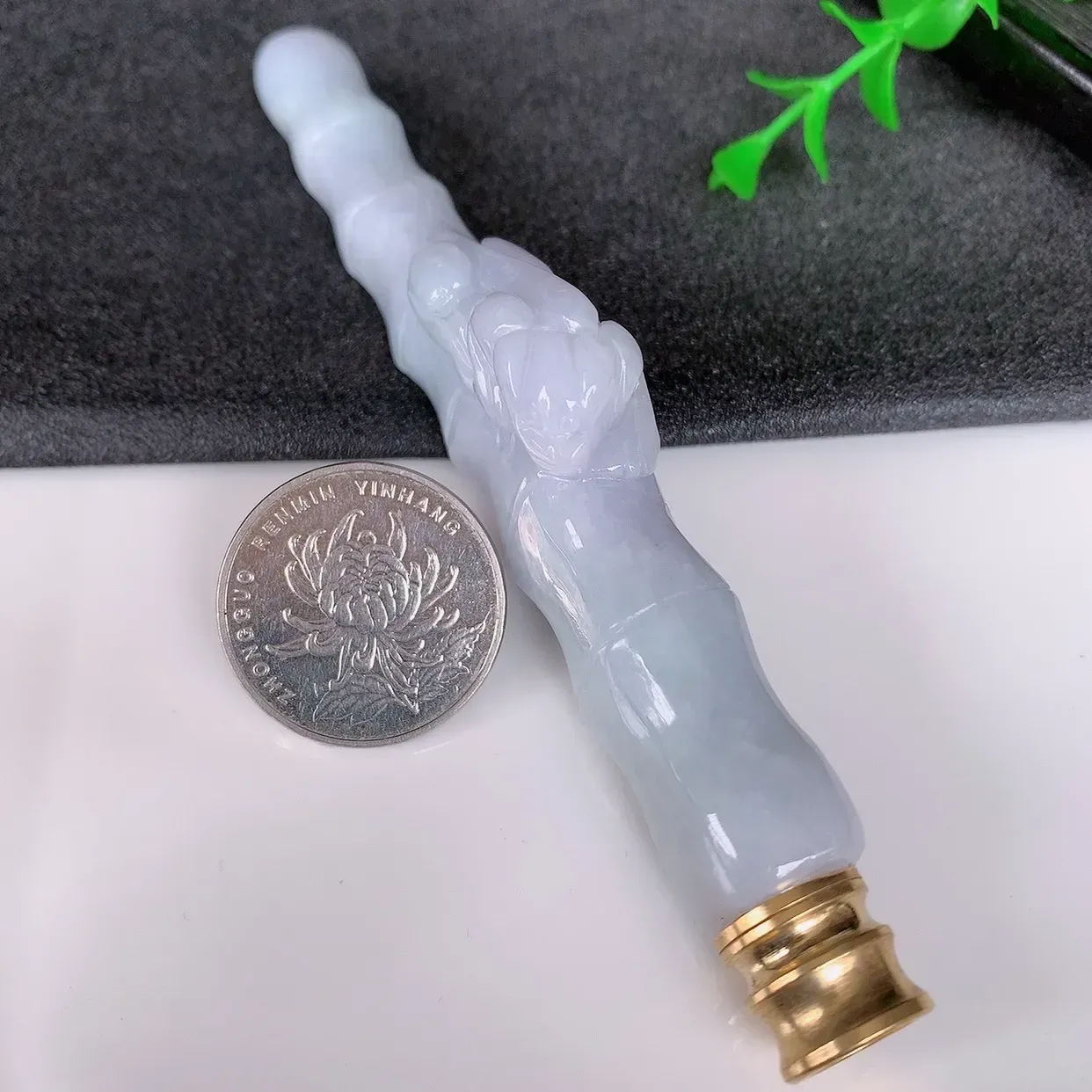 自然光实拍，冰润招财貔貅翡翠烟嘴，种老水足，雕工精湛 ，寓意美好，佩戴时尚出众！#887.1金属是配饰