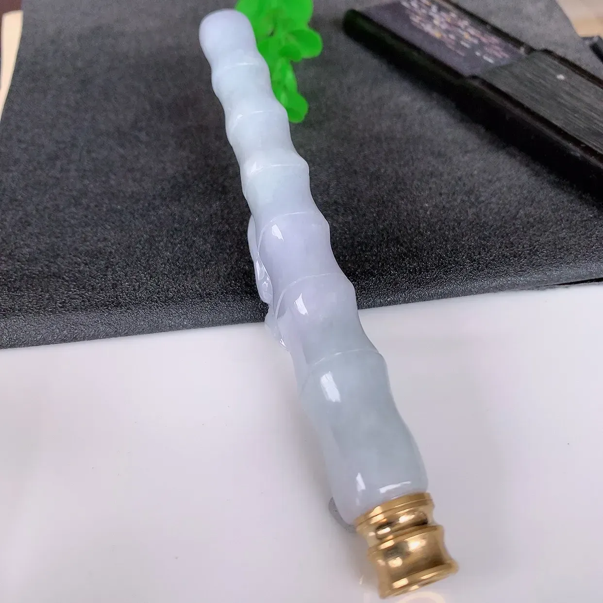 自然光实拍，冰润招财貔貅翡翠烟嘴，种老水足，雕工精湛 ，寓意美好，佩戴时尚出众！#887.1金属是配饰