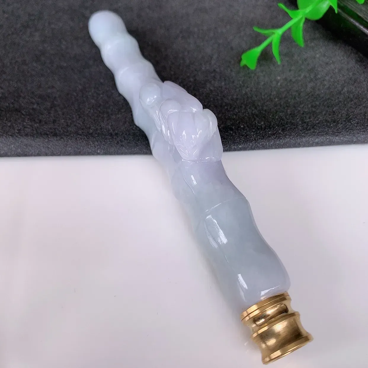 自然光实拍，冰润招财貔貅翡翠烟嘴，种老水足，雕工精湛 ，寓意美好，佩戴时尚出众！#887.1金属是配饰