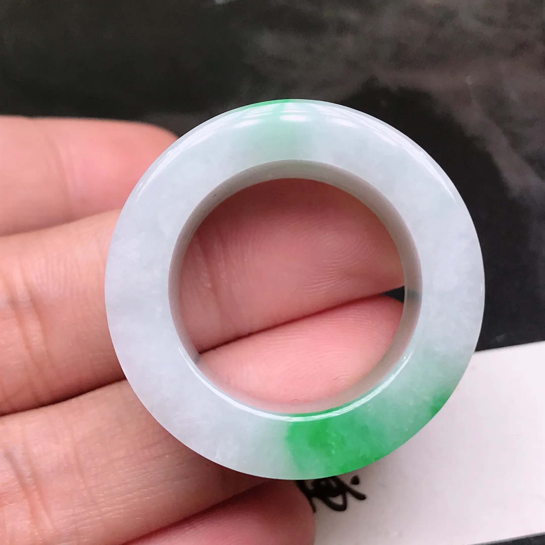 严选推荐 扳指，老坑糯化种绿色飘花扳指，老坑种质，肉质水润细腻，晶体结构致密，起强玻璃光泽。颜色清爽干净，色泽纯正。高性价比，值得入手。内径约21.7毫米