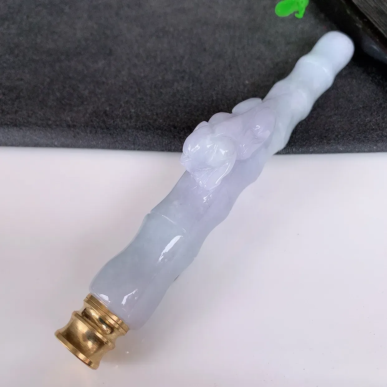 自然光实拍，冰润招财貔貅翡翠烟嘴，种老水足，雕工精湛 ，寓意美好，佩戴时尚出众！#887.1金属是配饰