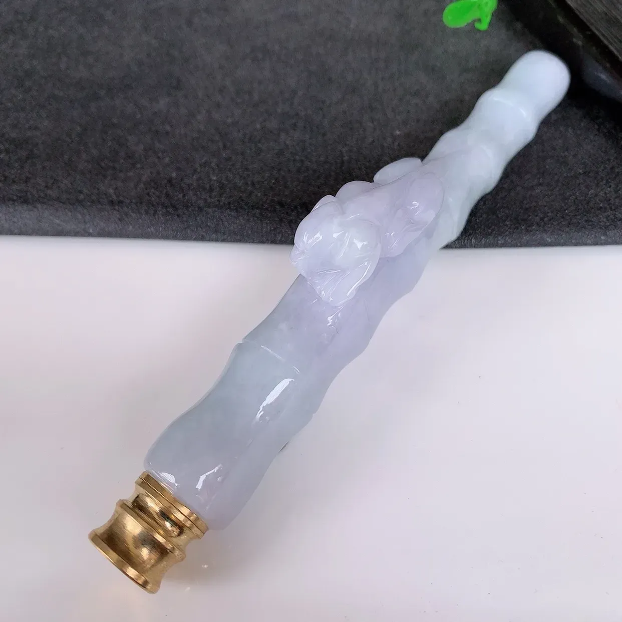 自然光实拍，冰润招财貔貅翡翠烟嘴，种老水足，雕工精湛 ，寓意美好，佩戴时尚出众！#887.1金属是配饰