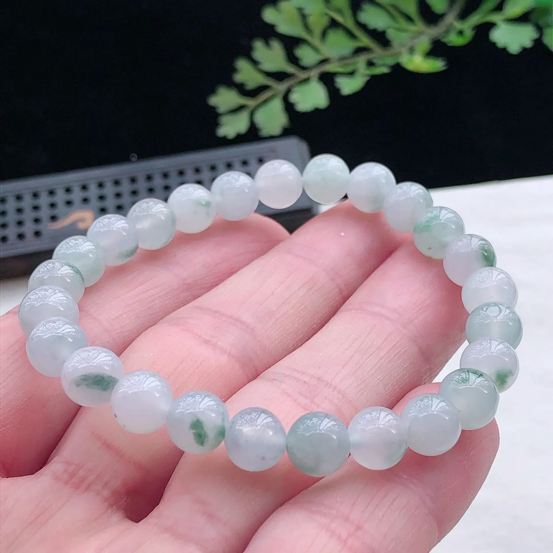 飘花翡翠圆珠手链，玉质莹润，色泽鲜艳亮丽，佩戴佳品，圆珠直径：7.3mm，25颗，