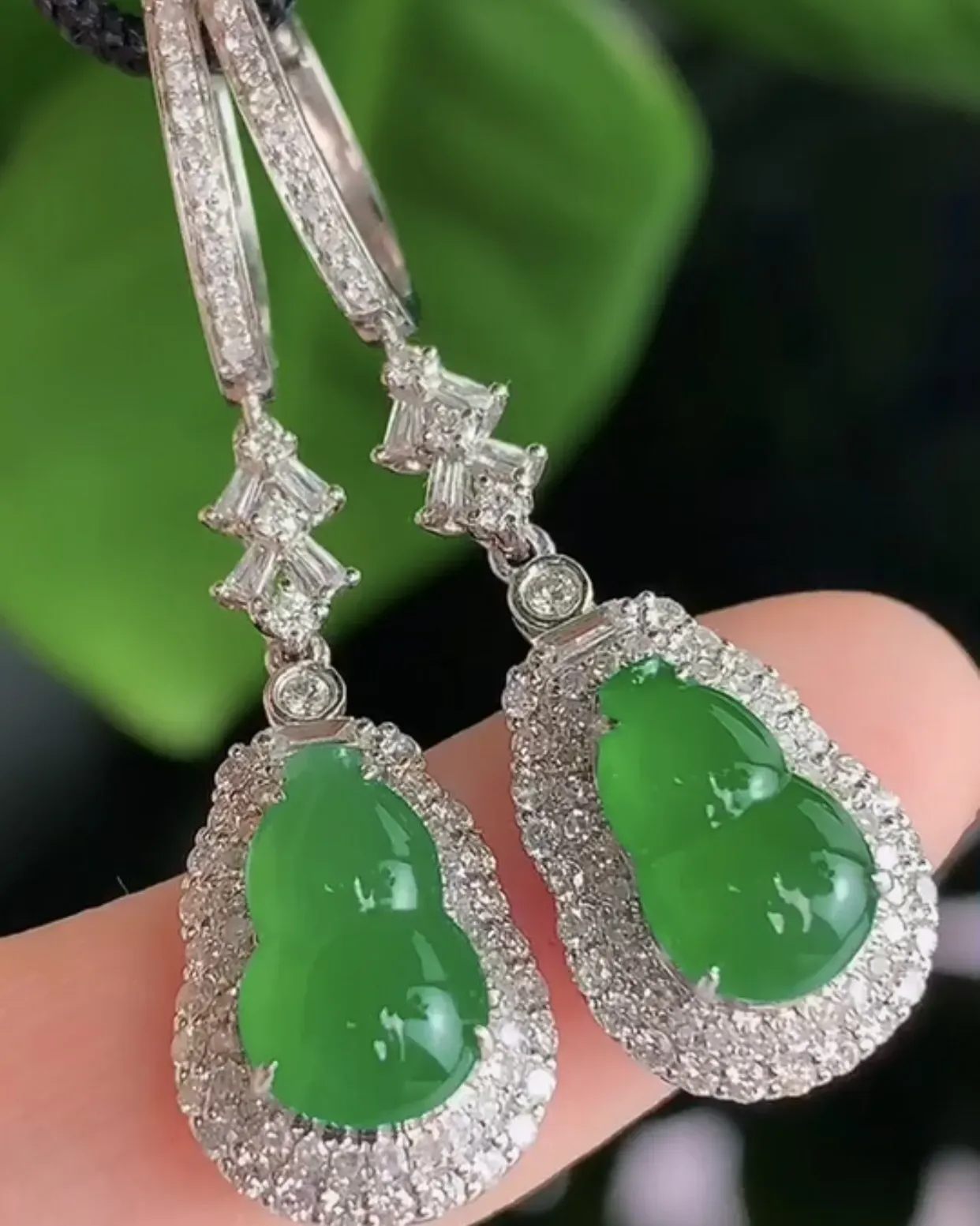 天然A货翡翠18k金冰糯种阳绿全胶感葫芦耳坠一对 裸石取一10-6.3mm 含金厚7.6mm