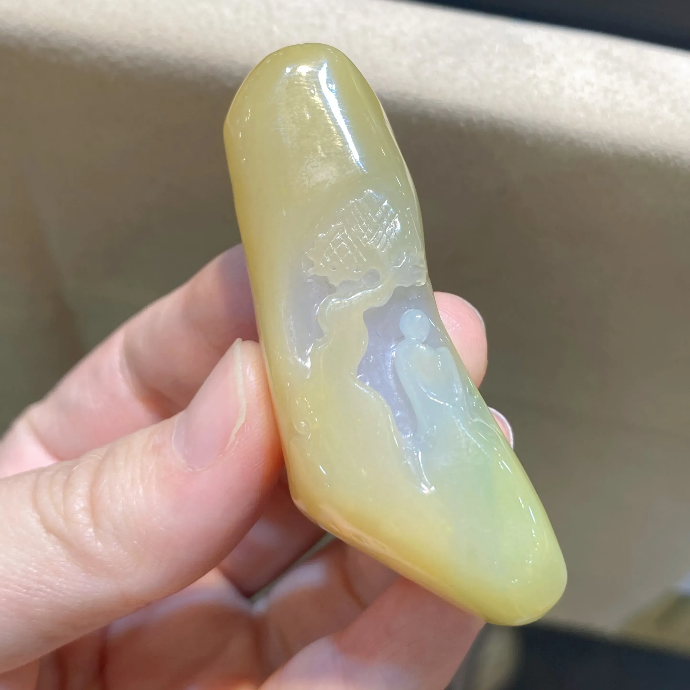 黄翡悟道吊坠 色泽艳丽 玉质水润  底色清爽 款式时尚  精致亮丽
