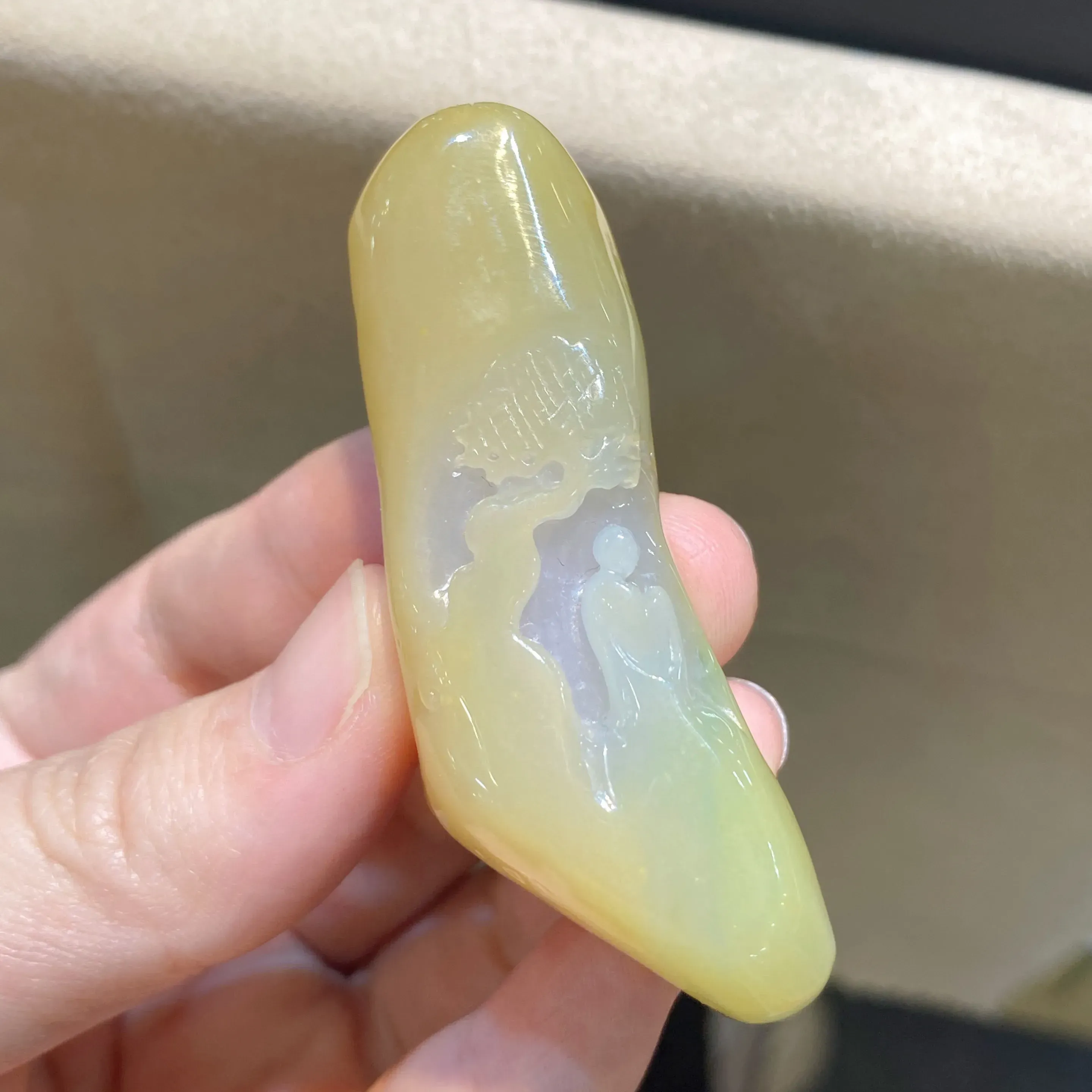 黄翡悟道吊坠 色泽艳丽 玉质水润  底色清爽 款式时尚  精致亮丽