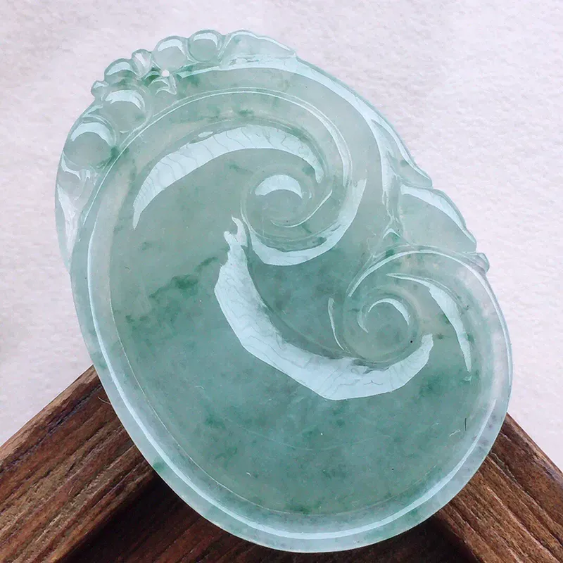 如意吊坠，翡翠冰透飘花如意吊坠，种水好，底子干净，玉质细腻莹润，雕工精美，寓意吉祥，佩戴时尚大方，尺寸：40.5*28.2*5.3mm，重10.84克