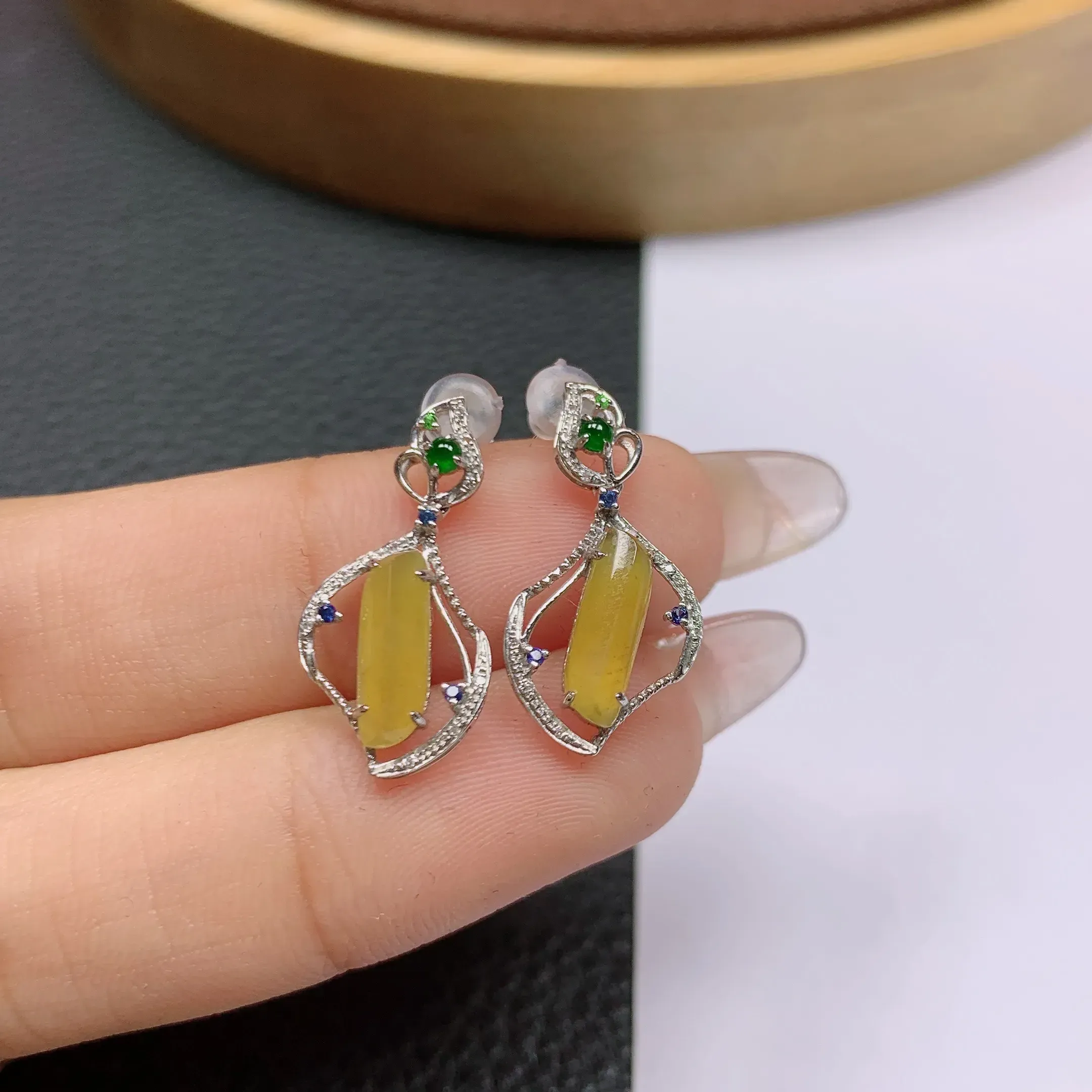 a货翡翠,冰润18k金伴钻黄翡随形耳坠,.