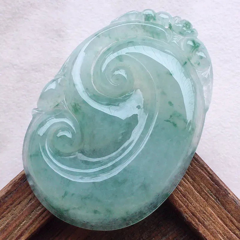 如意吊坠，翡翠冰透飘花如意吊坠，种水好，底子干净，玉质细腻莹润，雕工精美，寓意吉祥，佩戴时尚大方，尺寸：40.5*28.2*5.3mm，重10.84克