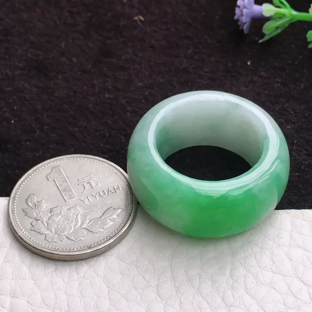 自然光实拍，老坑水润飘阳绿圆边戒指，玉指环，20mm内直径 种老水足  玉质细腻，lm 尺寸20*13.1*5.5mm