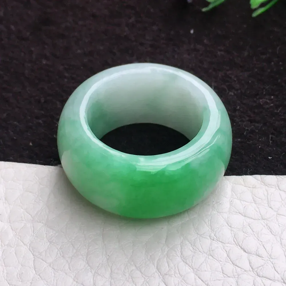 自然光实拍，老坑水润飘阳绿圆边戒指，玉指环，20mm内直径 种老水足  玉质细腻，lm 尺寸20*13.1*5.5mm