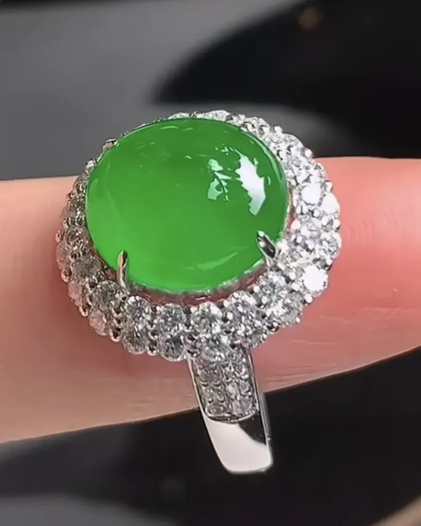 天然A货翡翠老坑冰种18K金伴钻镶嵌阳绿蛋面戒指 圈口17.3mm 裸石尺寸10×9mm