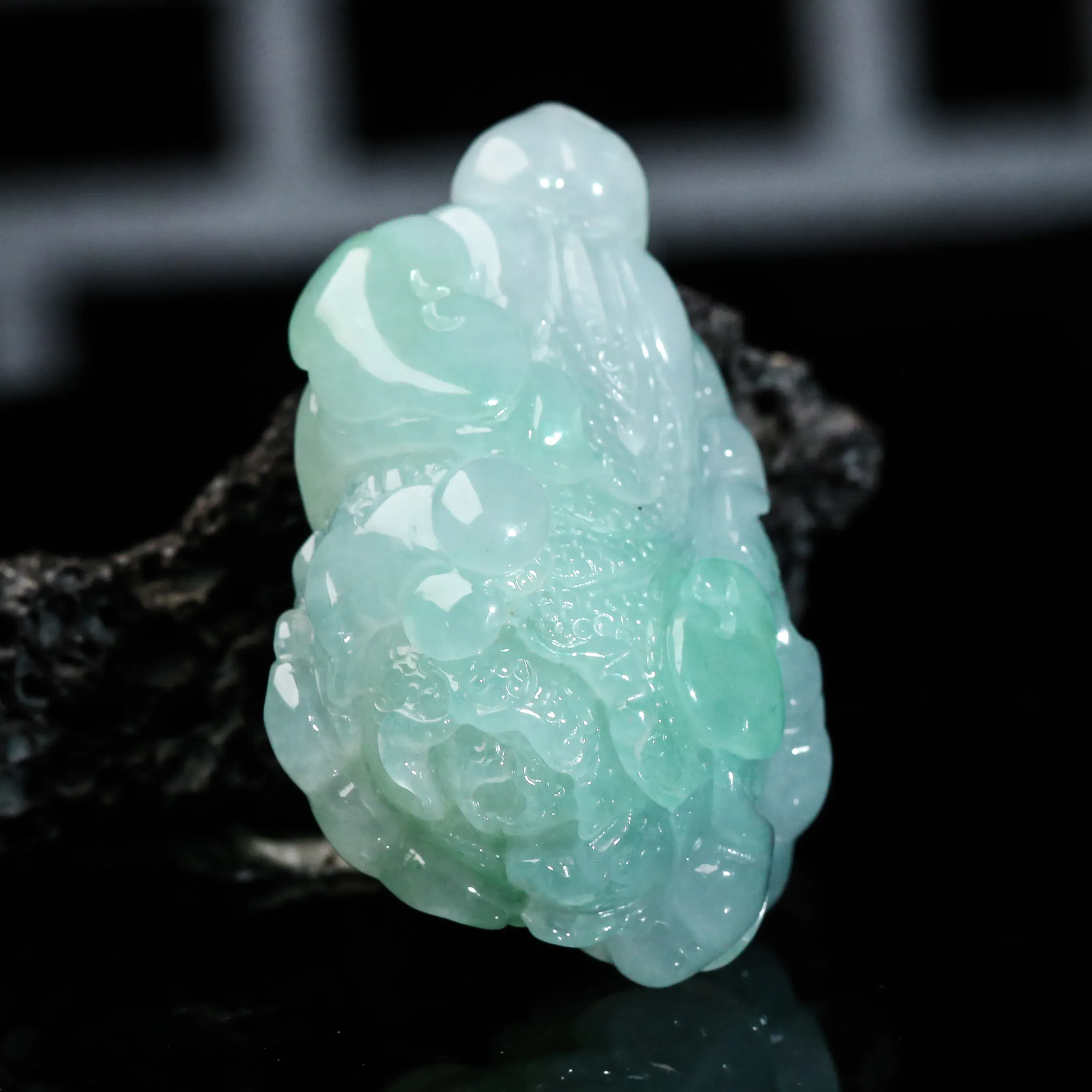 推荐白菜（百财）翡翠吊坠，雕琢细致，玉质莹润，佩戴上身大方优雅。整体尺寸46.4*31.2*21.5mm。