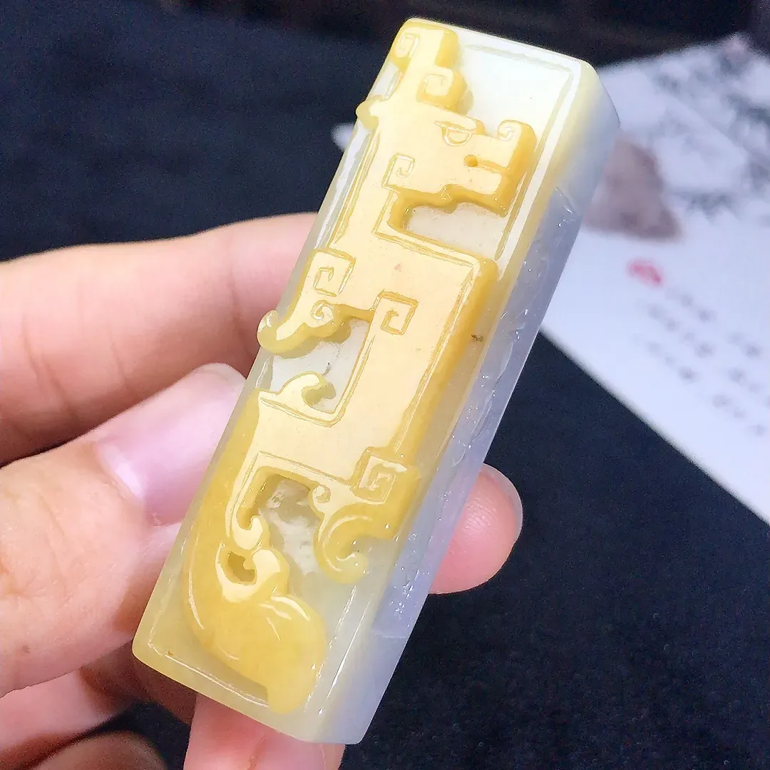 仿古龙翡翠印章，雕工精细，玉质莹润。尺寸54.4*16.4*14.5mm。