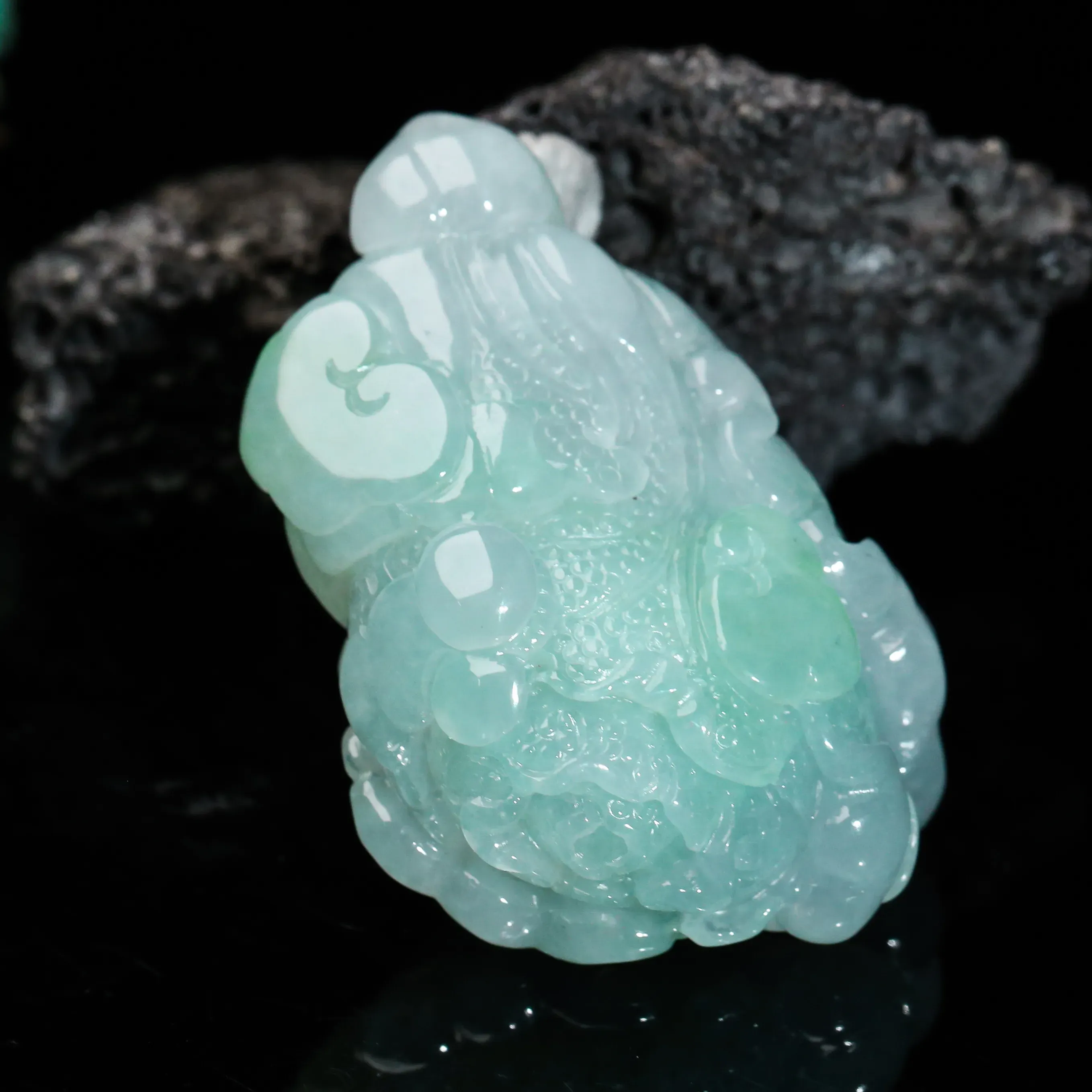 推荐白菜（百财）翡翠吊坠，雕琢细致，玉质莹润，佩戴上身大方优雅。整体尺寸46.4*31.2*21.5mm。